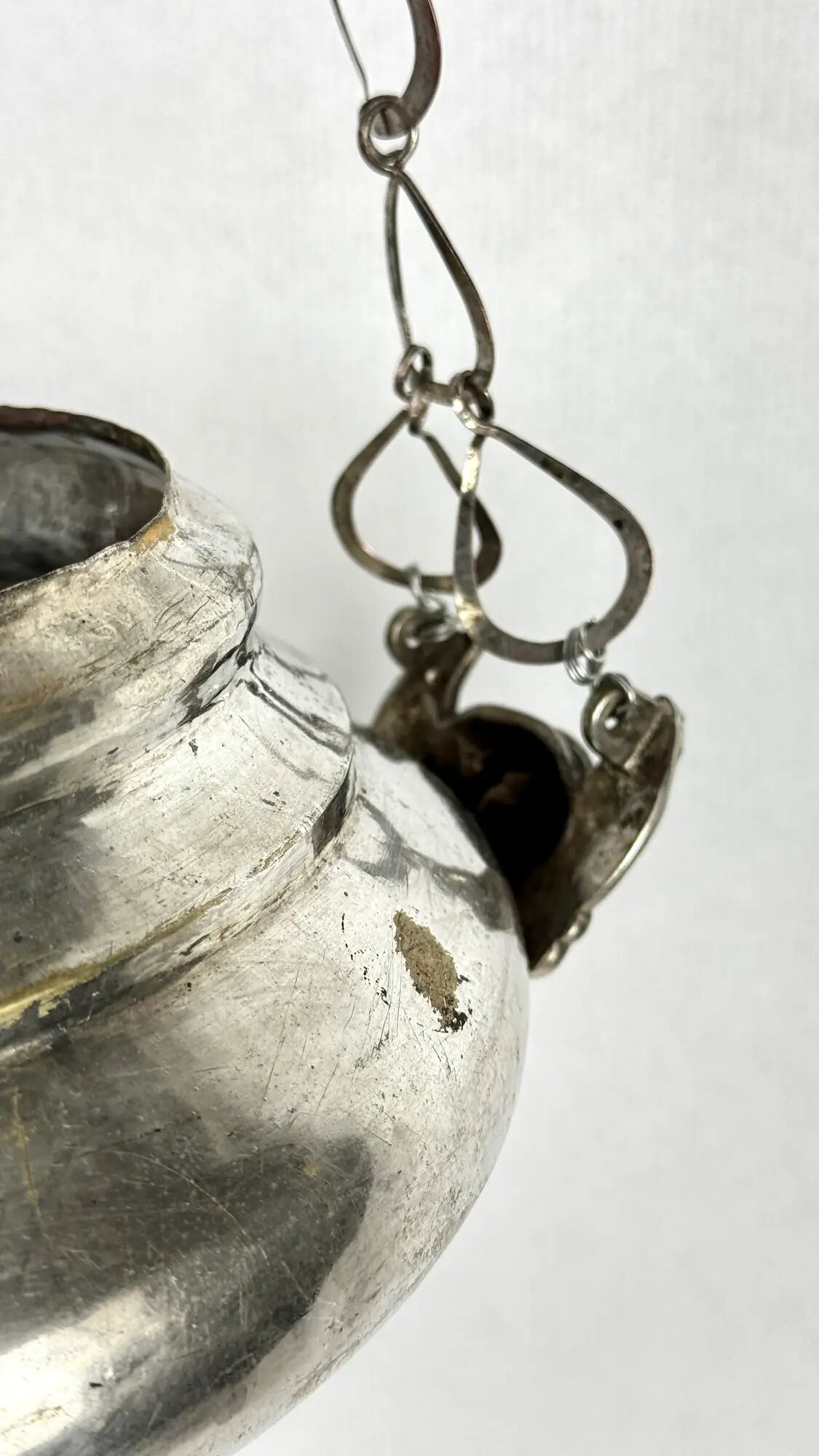 19th-century sanctuary chandelier in silver-plated brass, decorated with angels, 78 cm.