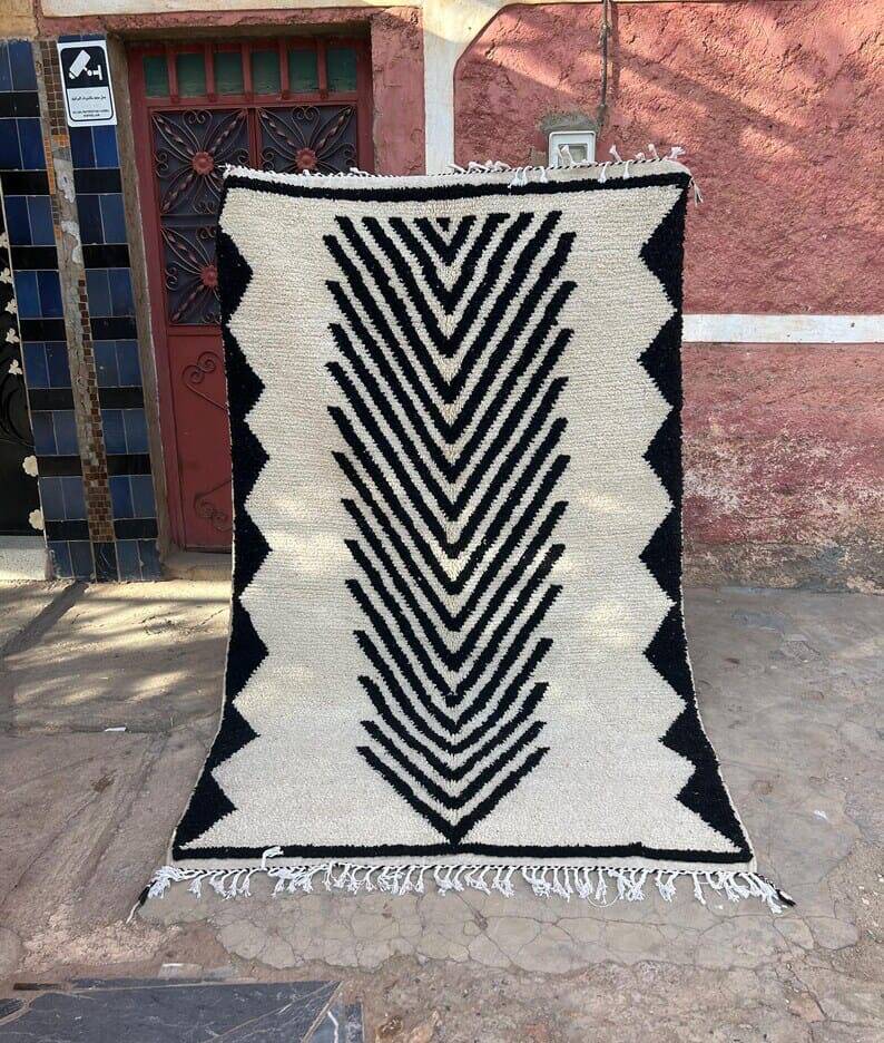 Handmade black and white Beni Ouraine rug, size 150 x 250 cm