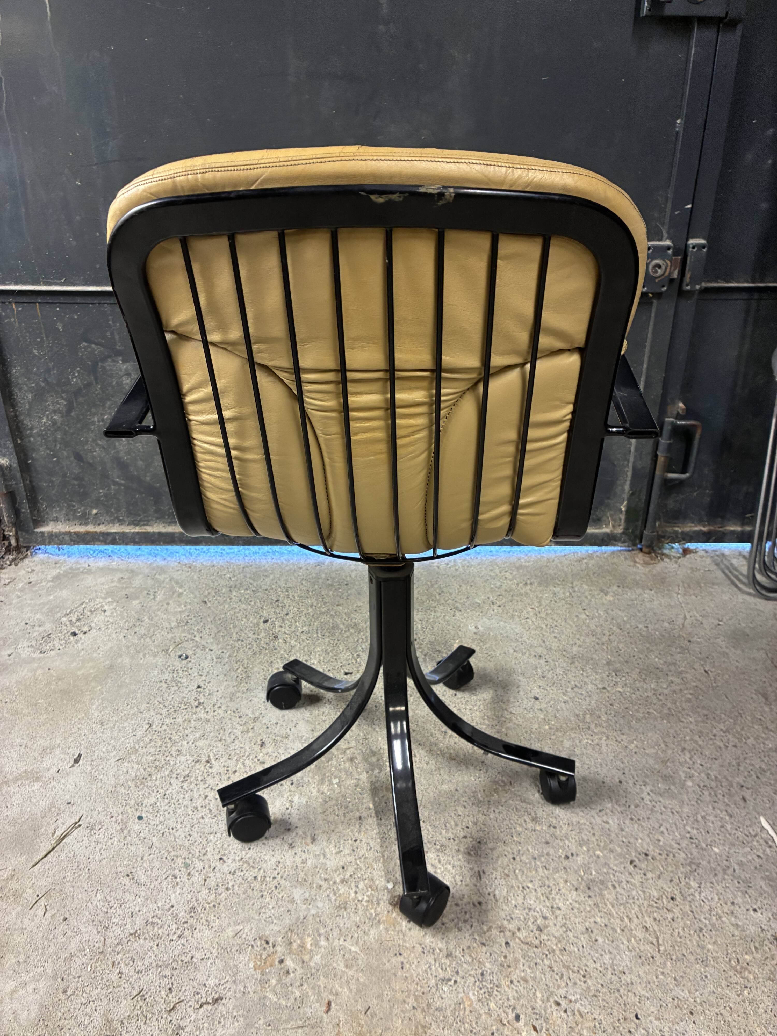 Vintage 70s Cidue P40 leather armchair