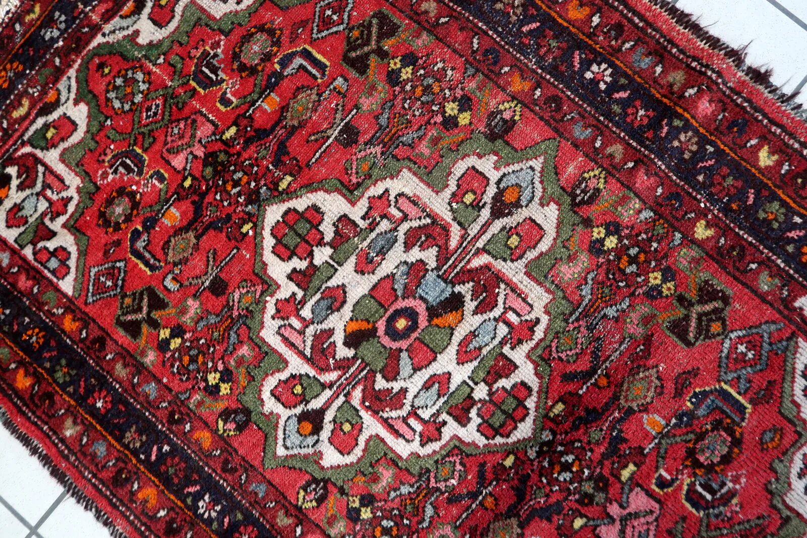Antique 1920s Persian Hamadan rug, floral medallion, 104cm x 145cm