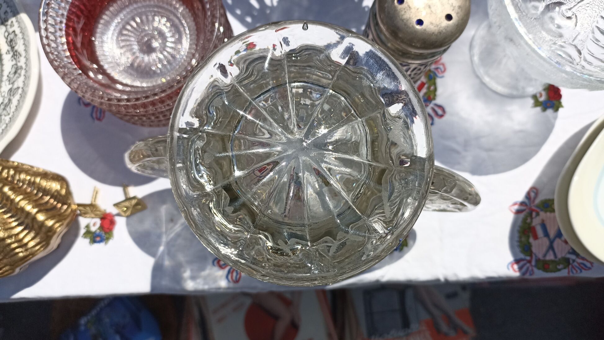 Art Deco bee-shaped vase in thick crystal