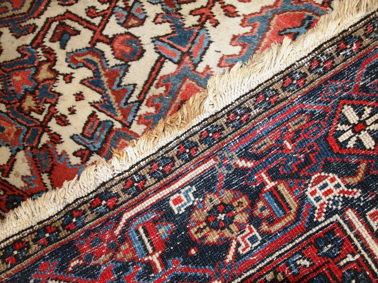 Tapis Heriz Antique du Moyen-Orient, Années 1950, Élégance Traditionnelle
