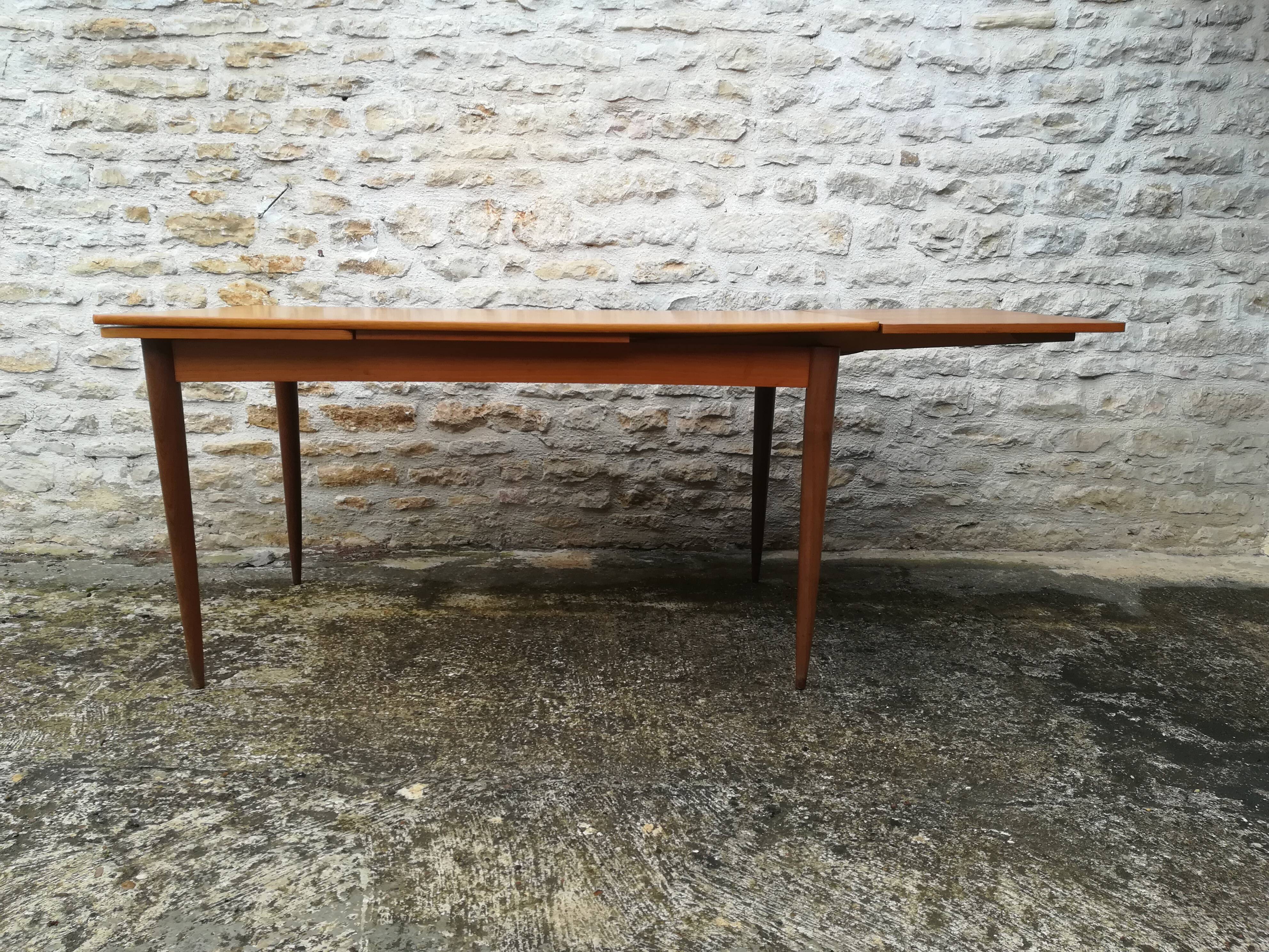 Scandinavian table with two extensions