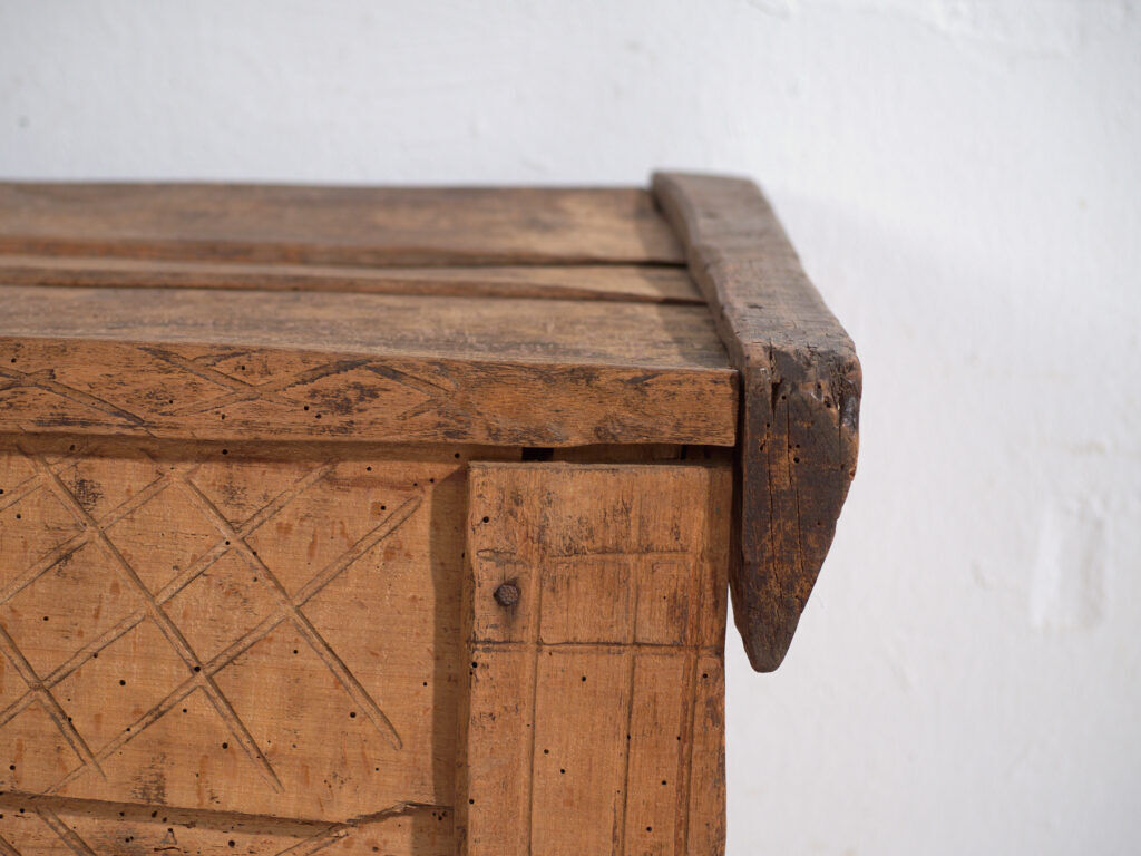 Folk chest in carved beech – Transylvania, circa 1880-1900