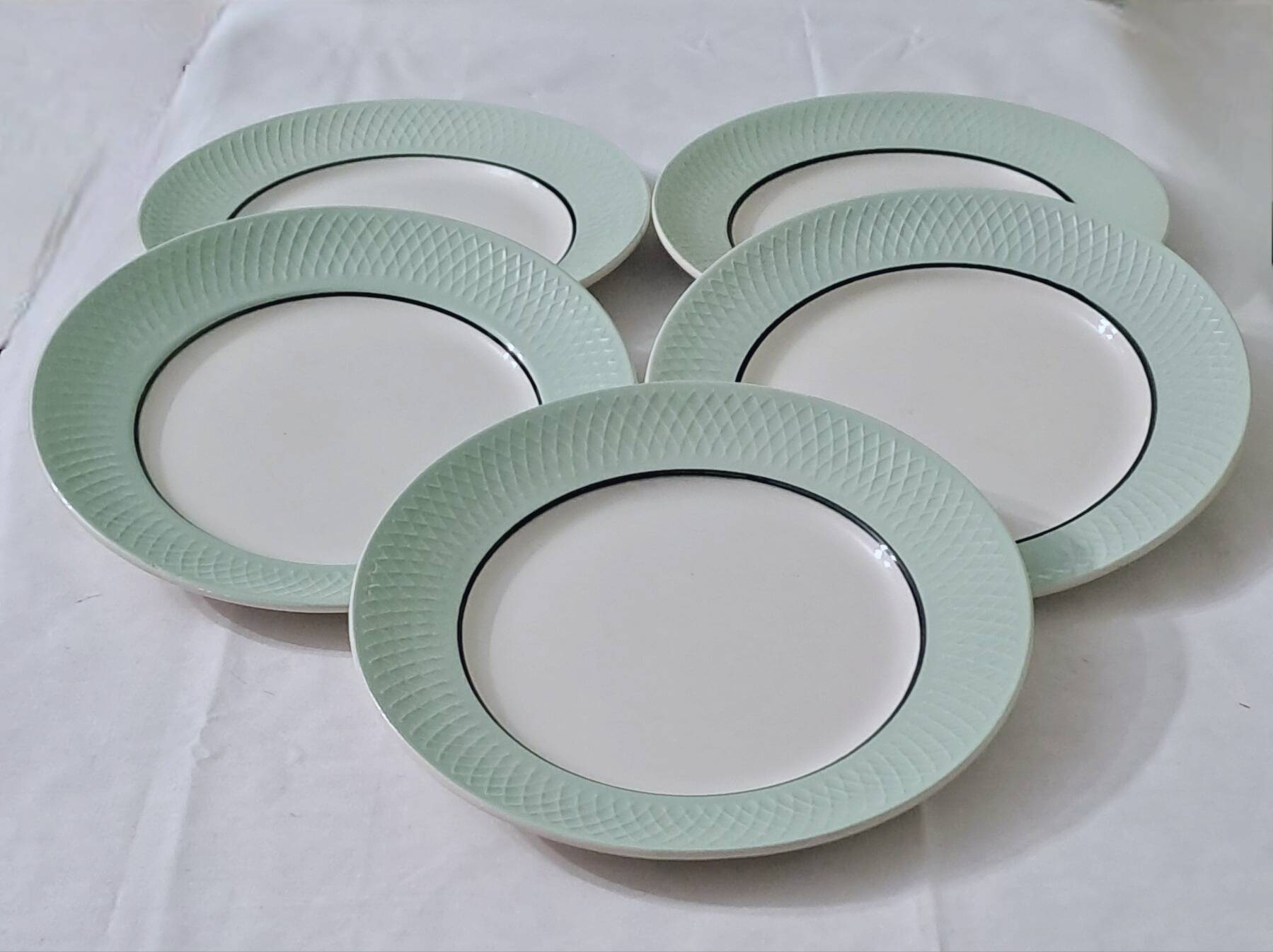 Set of 5 Moulin des loups flat plates.
