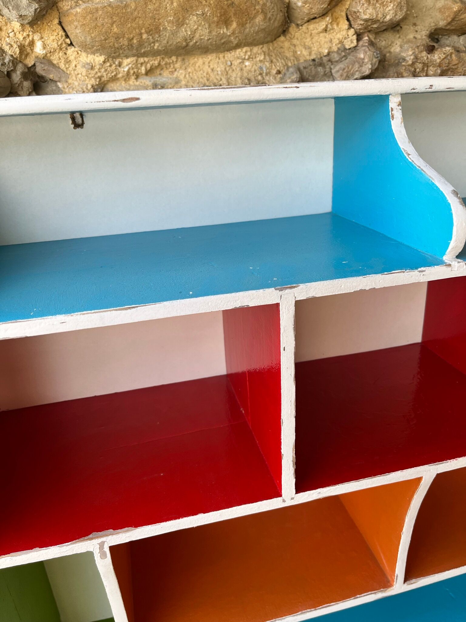 Wall-mounted or free-standing wooden locker shelf