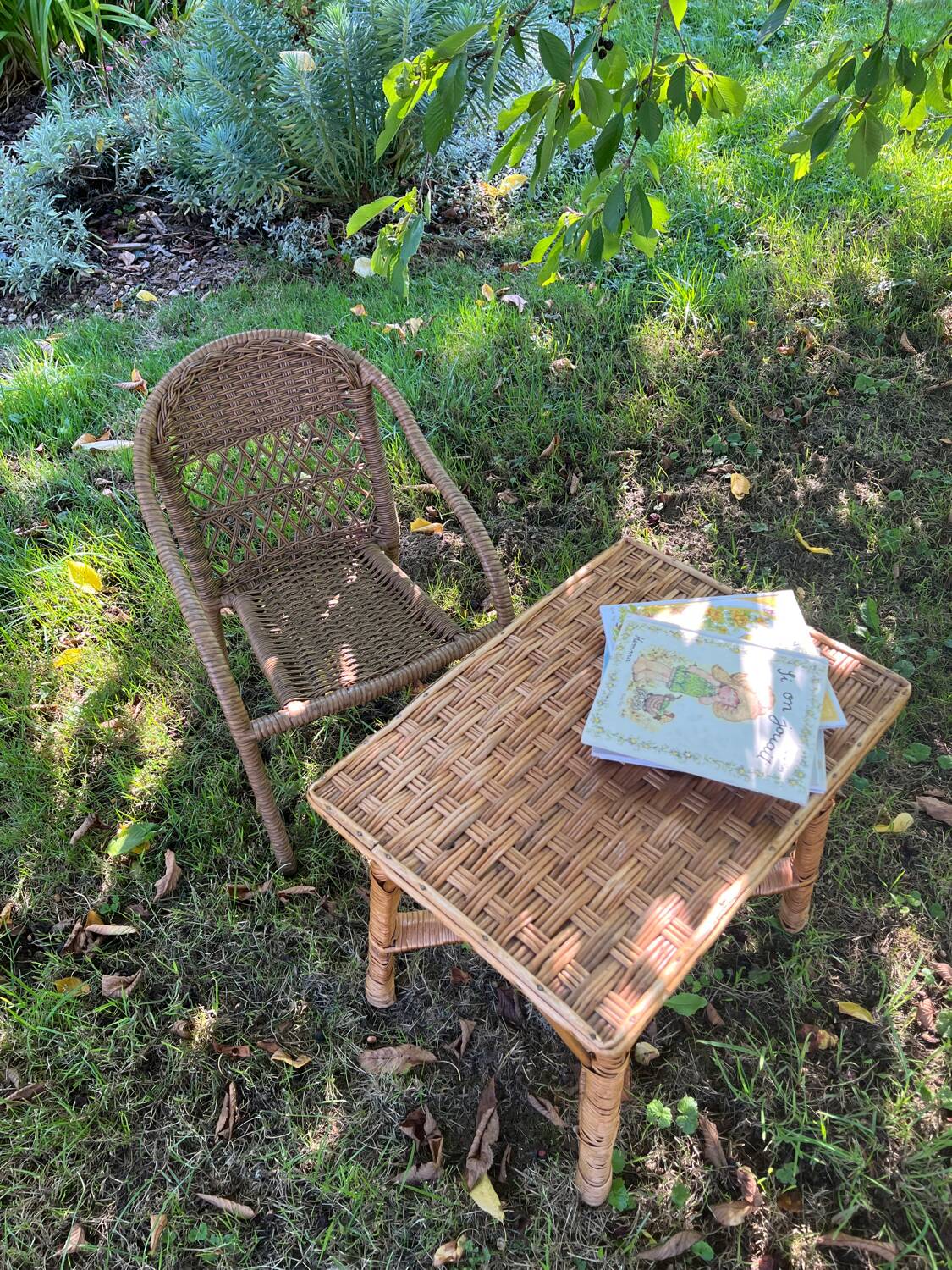 Small children's chair in beige scoubidou.