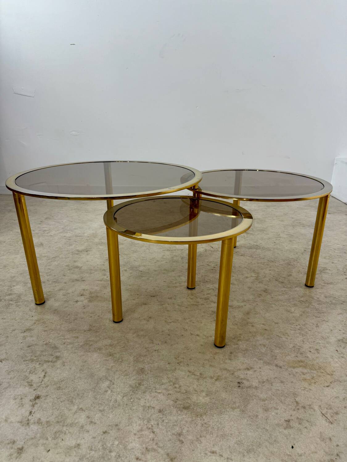 Ancienne table basse gigogne en laiton et verre fumé design italien des années 70 vintage