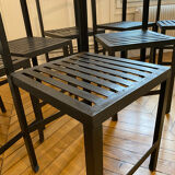 Lot de 8 chaises en acier brut patinées et cirées