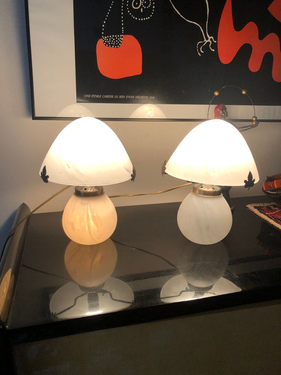 Mushroom lamp in white marbled glass paste