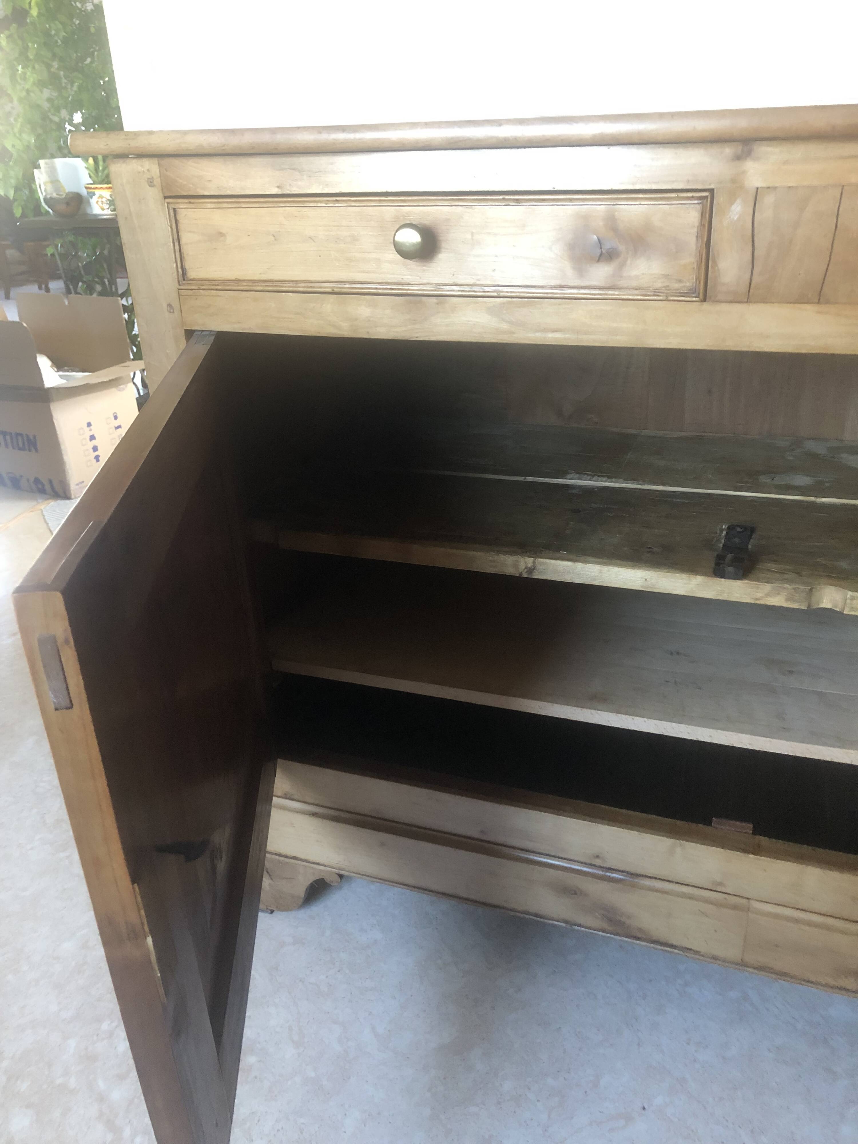 Buffet ancien en noyer blond