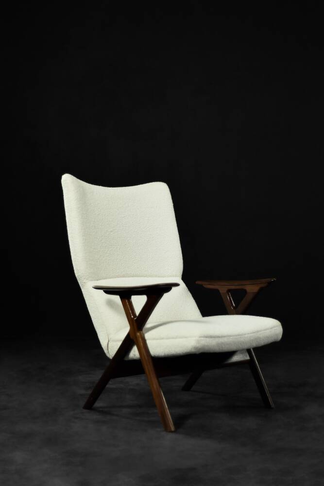 Fauteuil haut de salon vintage en teck et tissu bouclé blanc du milieu du siècle norvégien, années 1960