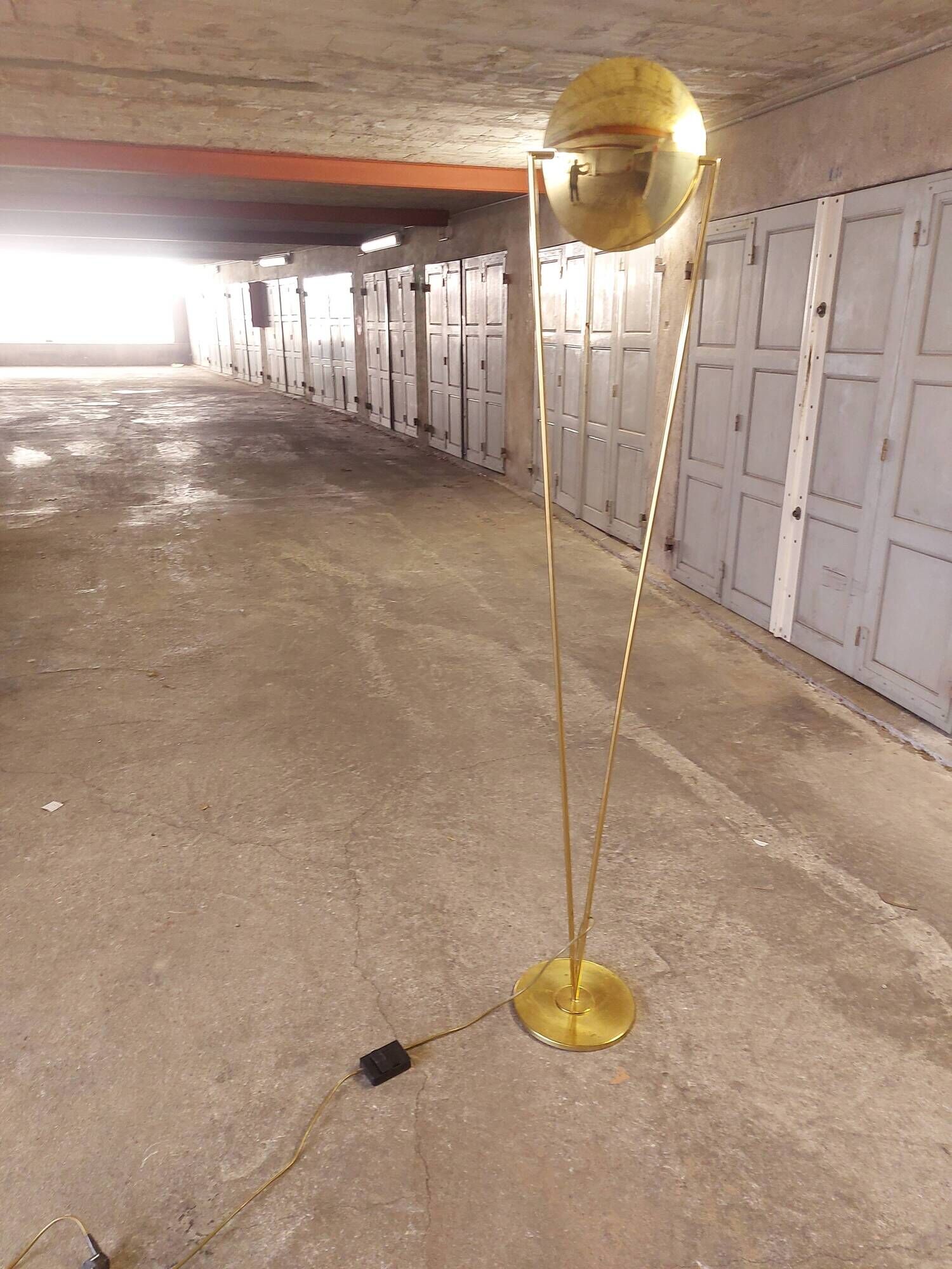 Victory brass floor lamp from the 80's, design studio Artof for Lumen