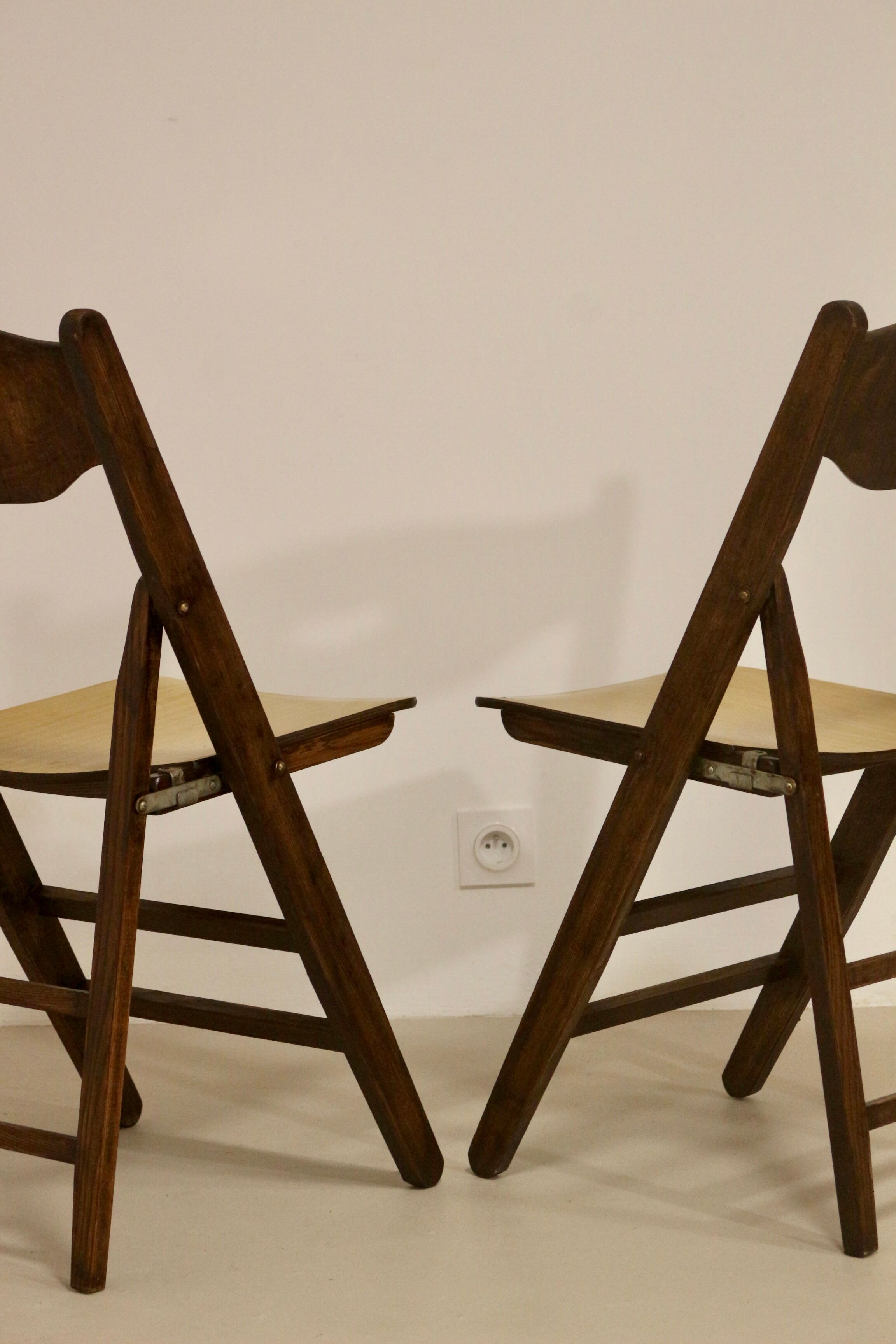 Pair of vintage folding chairs year 50 sculpted backrest.