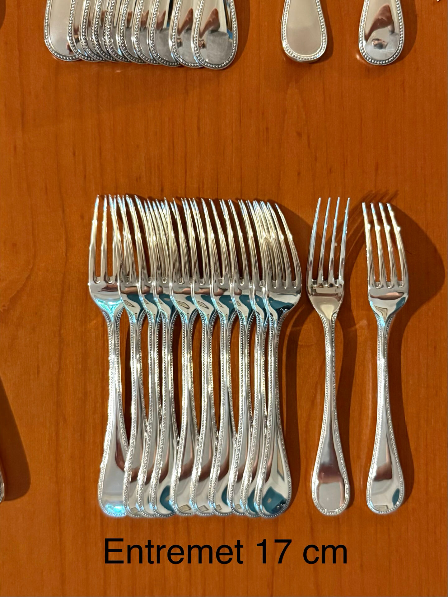 Christofle Perles, 72-piece cutlery set in silver-plated metal, excellent condition.