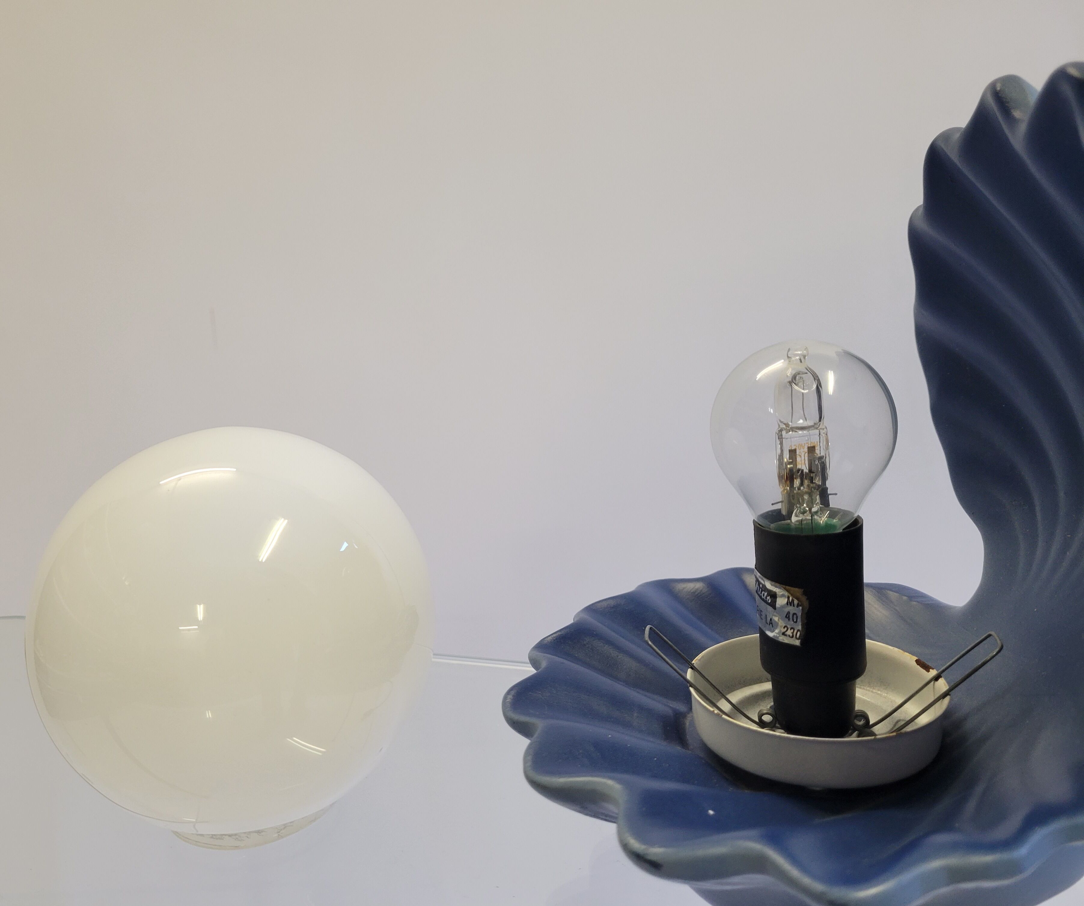 Shell lamp in blue and opaline ceramic