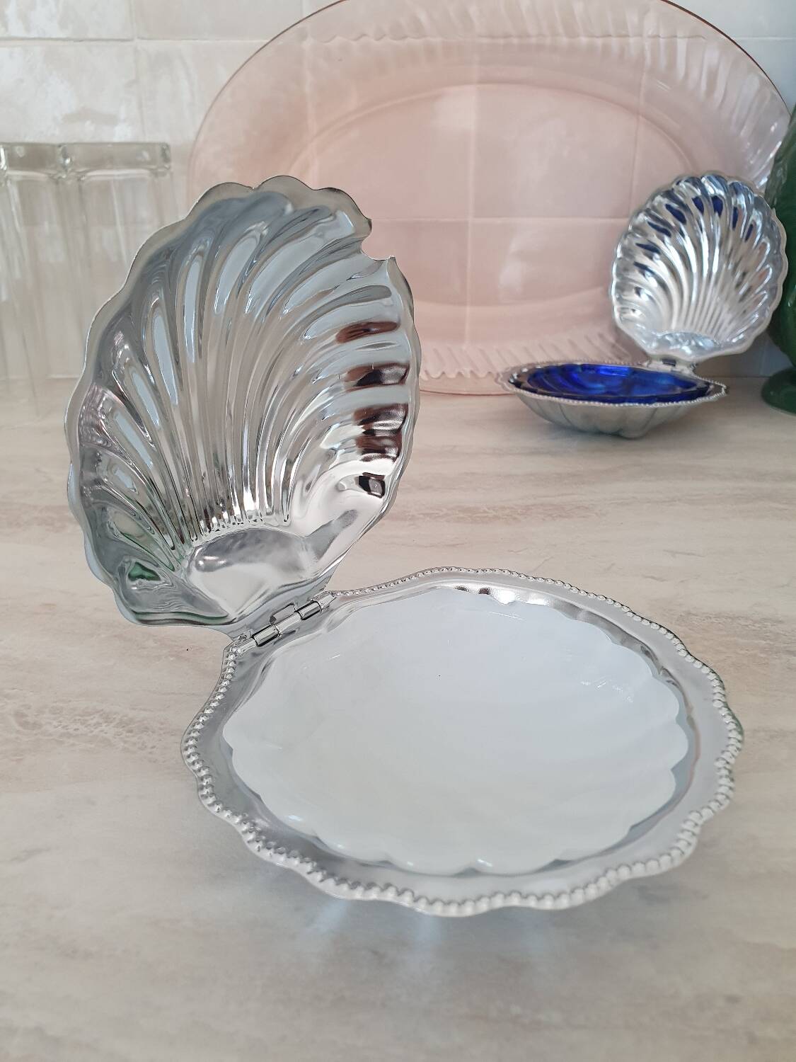 Shell butter dish in silver metal and its white glass cup