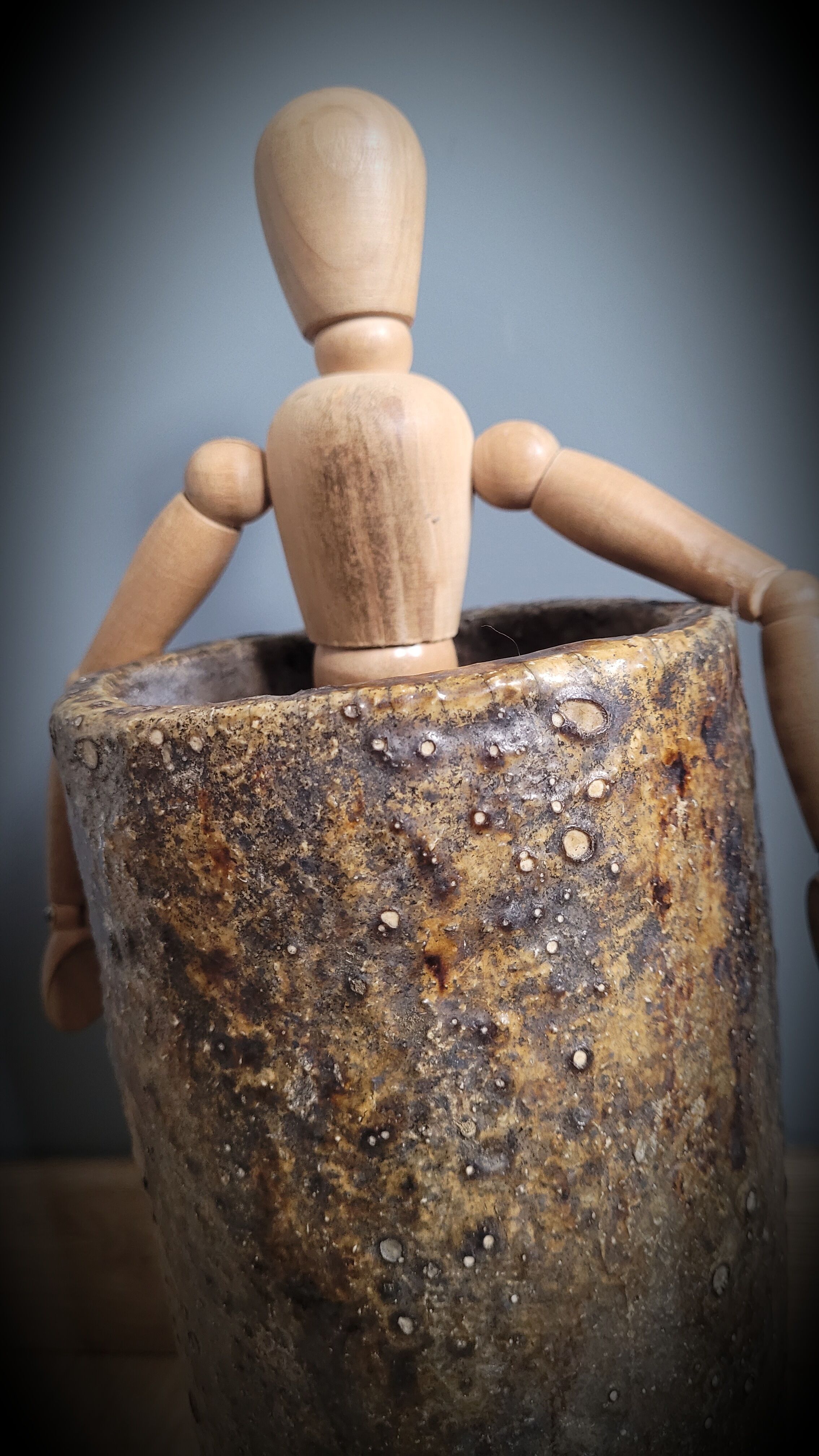 ELS sandstone vase