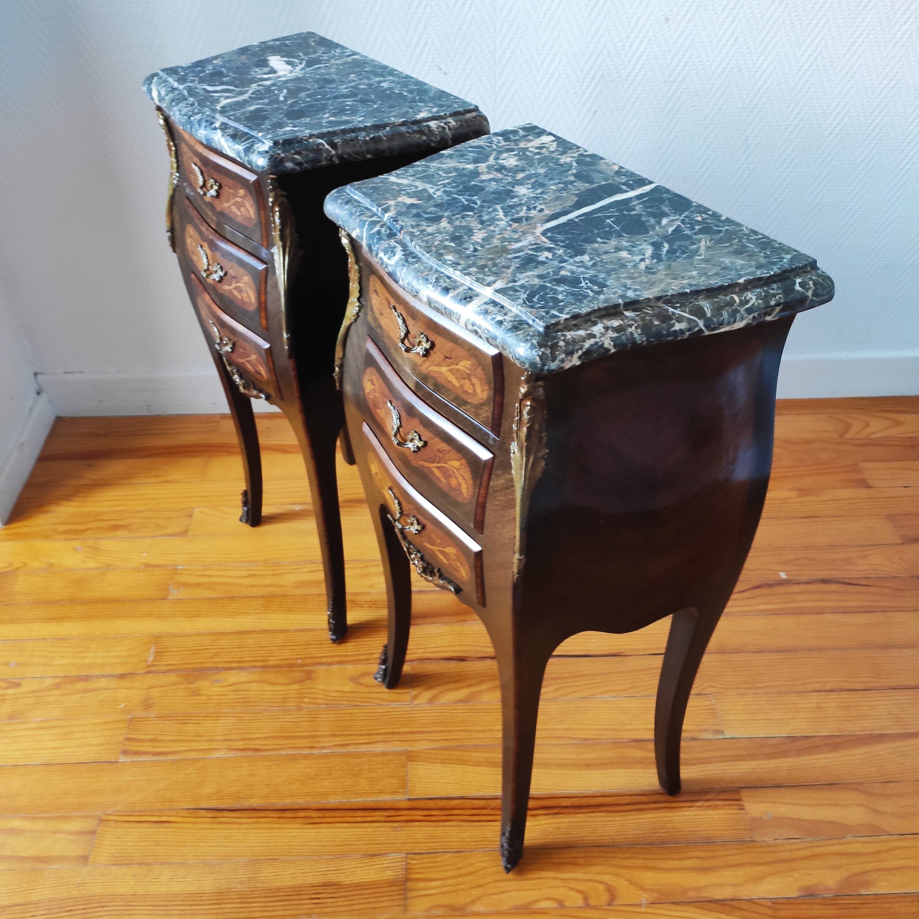 Paire de tables de chevet style Louis marbre noir