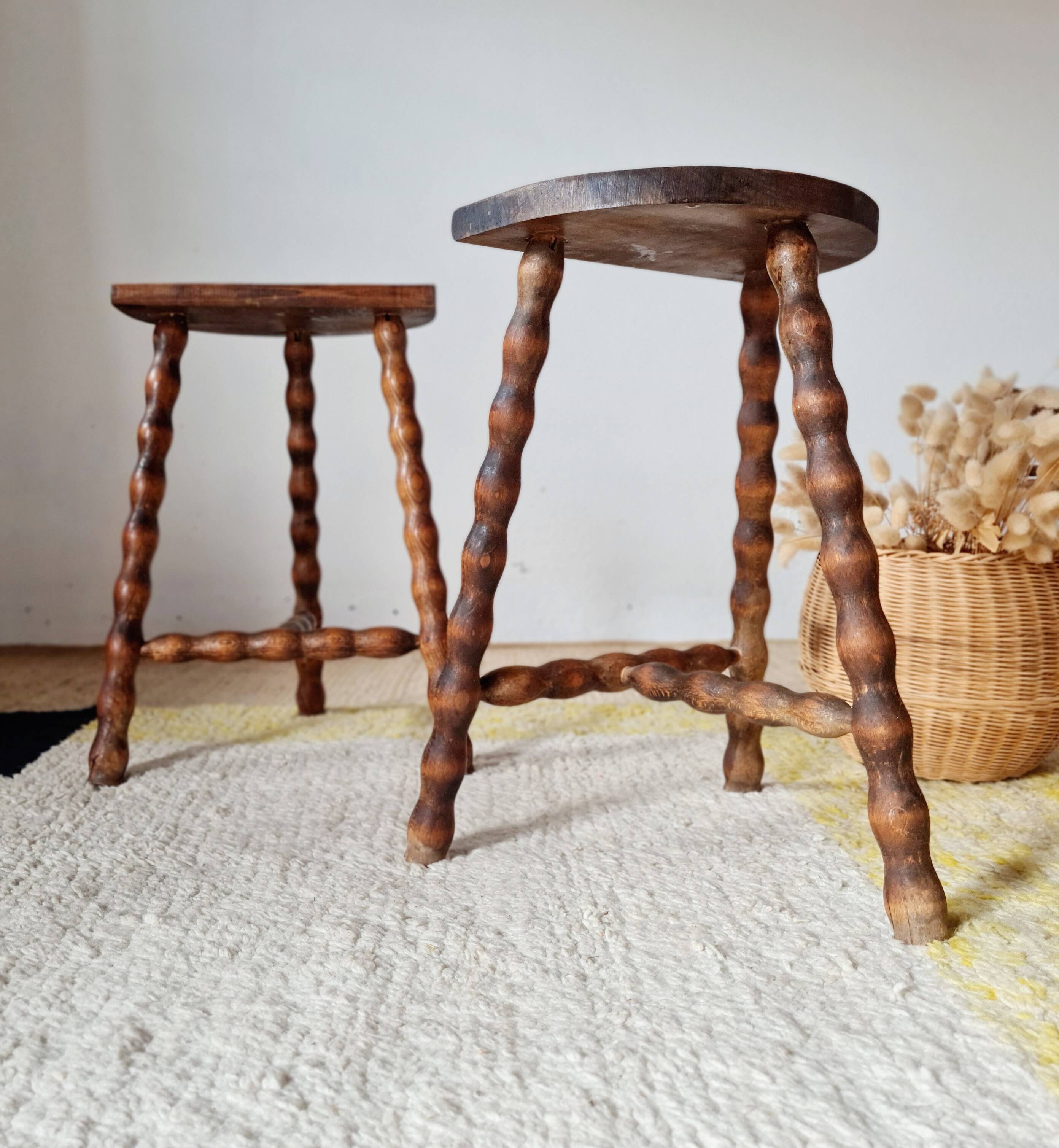 Tabourets tripodes en bois tourné - plateau demi lune