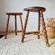 Tabourets tripodes en bois tourné - plateau demi lune