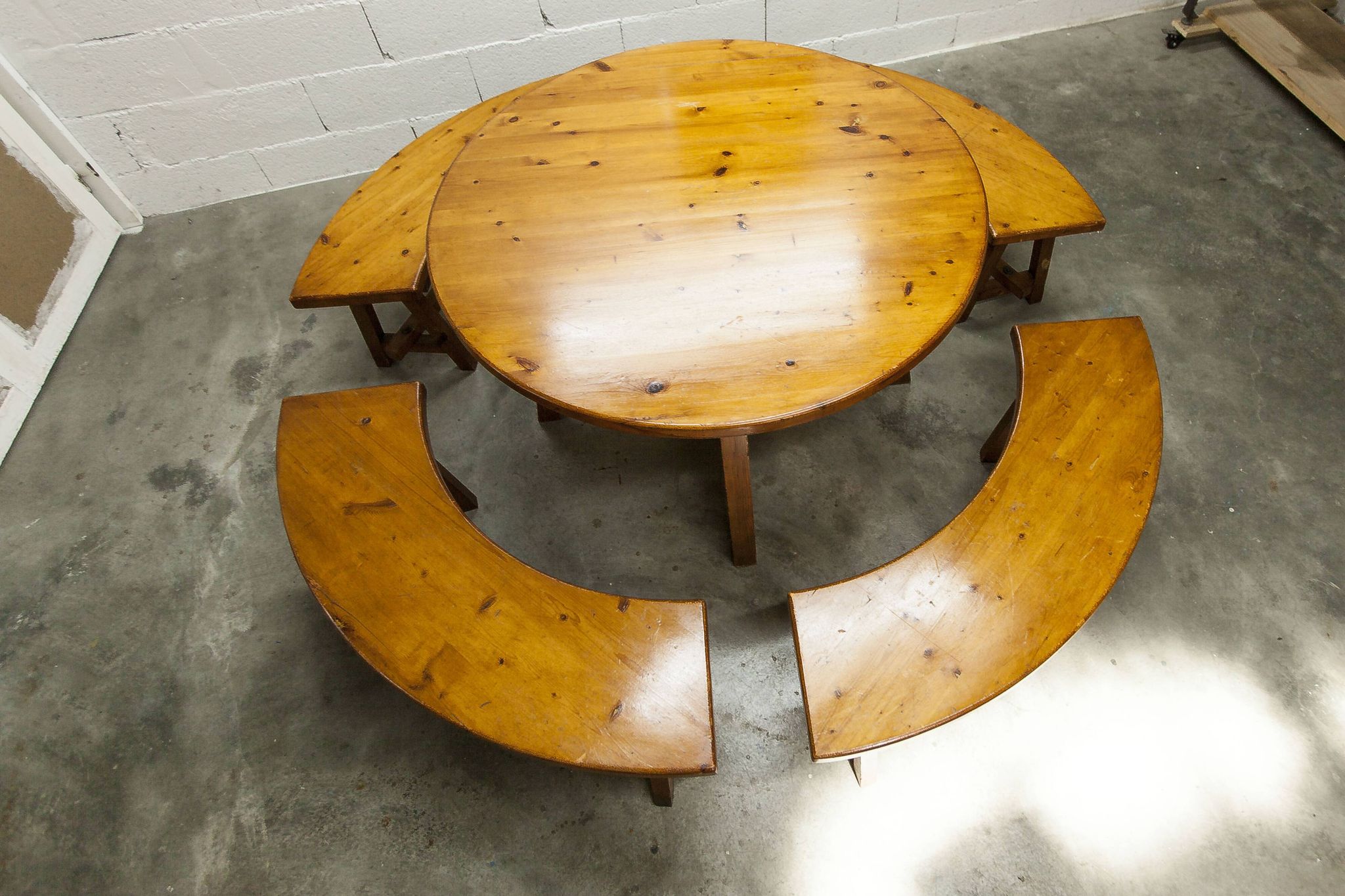 Brutalist ensemble round table 113cm and its 4 rounded stools 1960