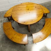 Brutalist ensemble round table 113cm and its 4 rounded stools 1960