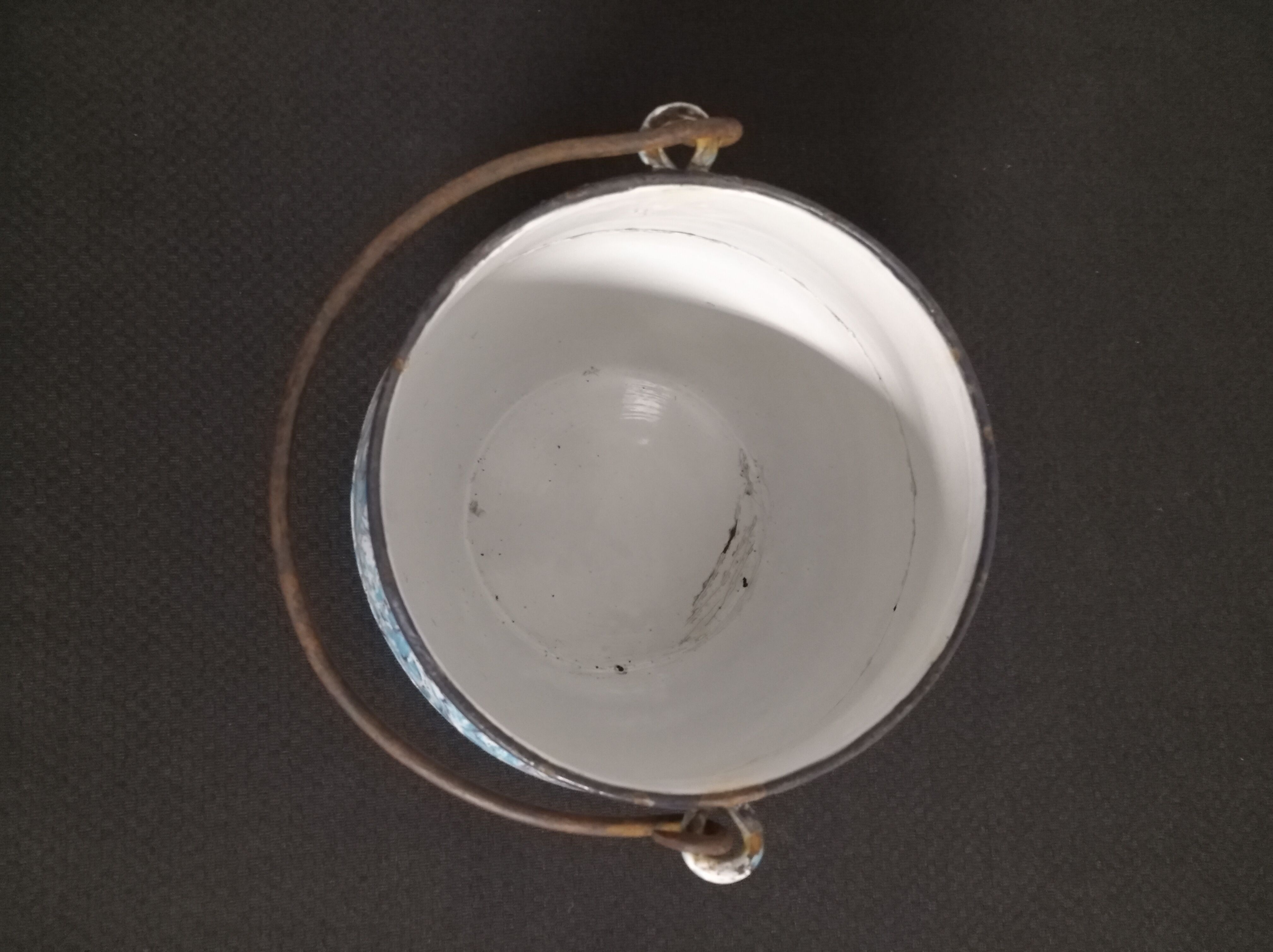 Enamelled pot