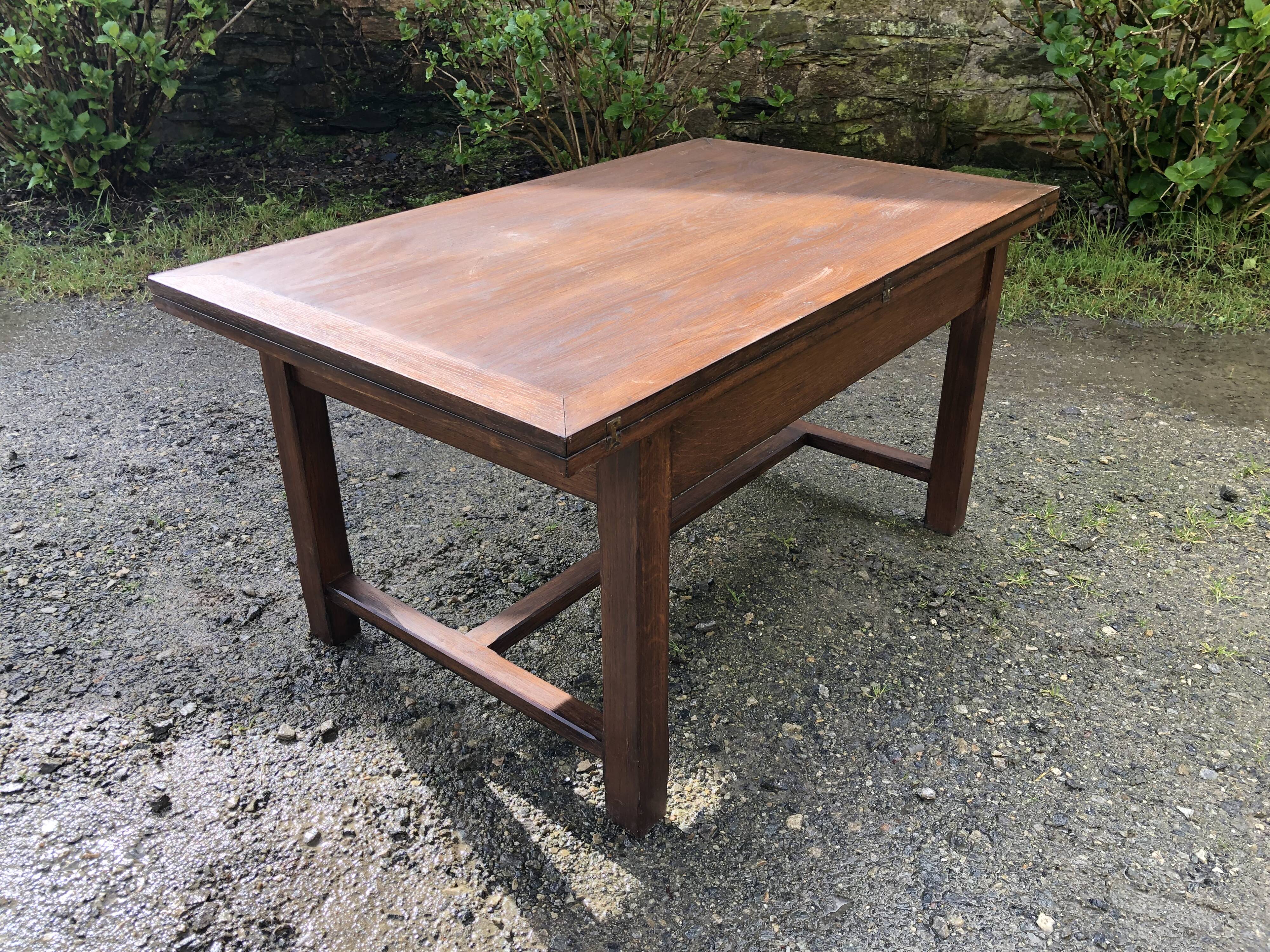 Table basse vintage modulable et extensible au système magique d’Albert Ducros en chêne.