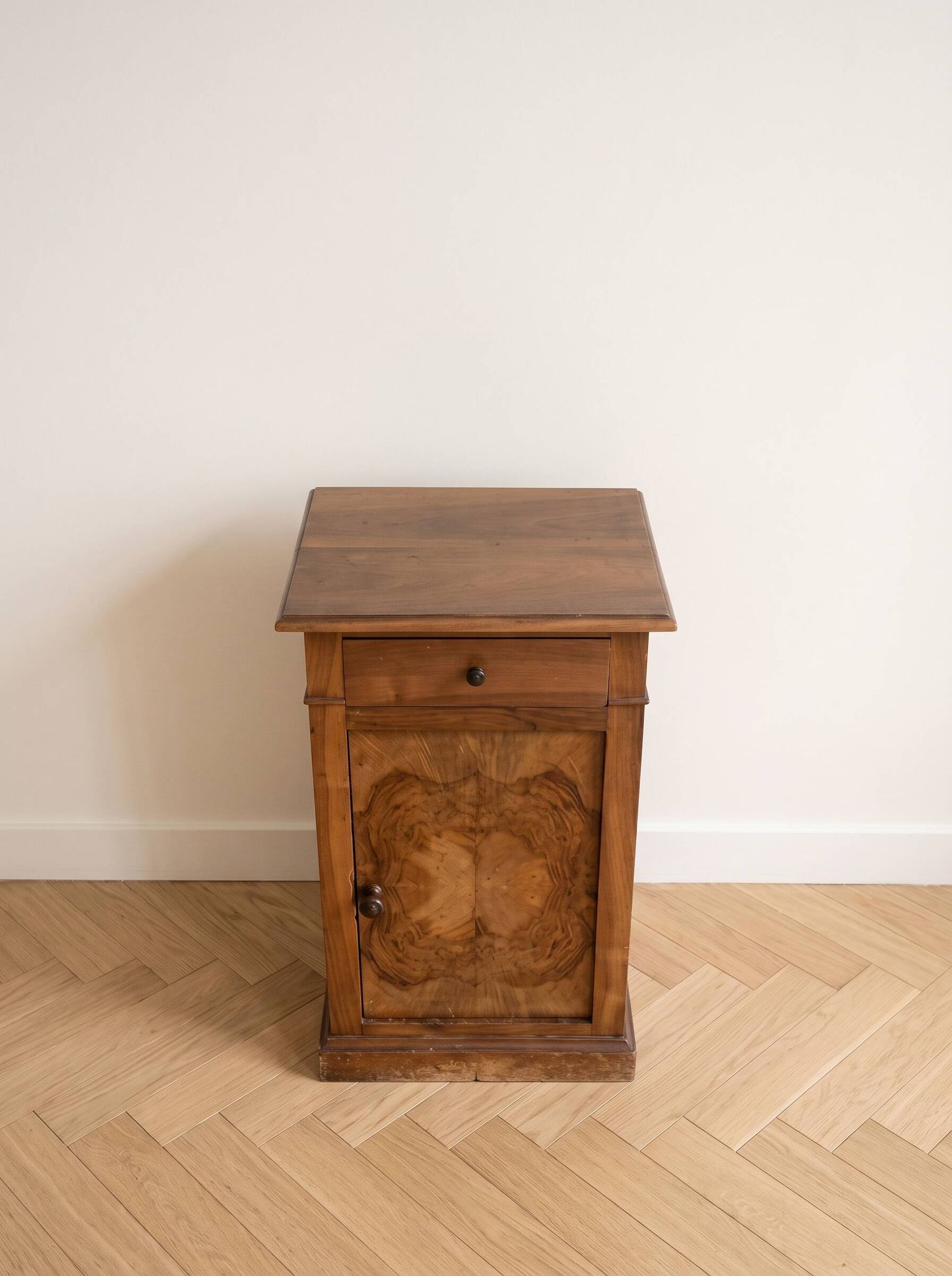 Table de chevet ancienne en bois ciré