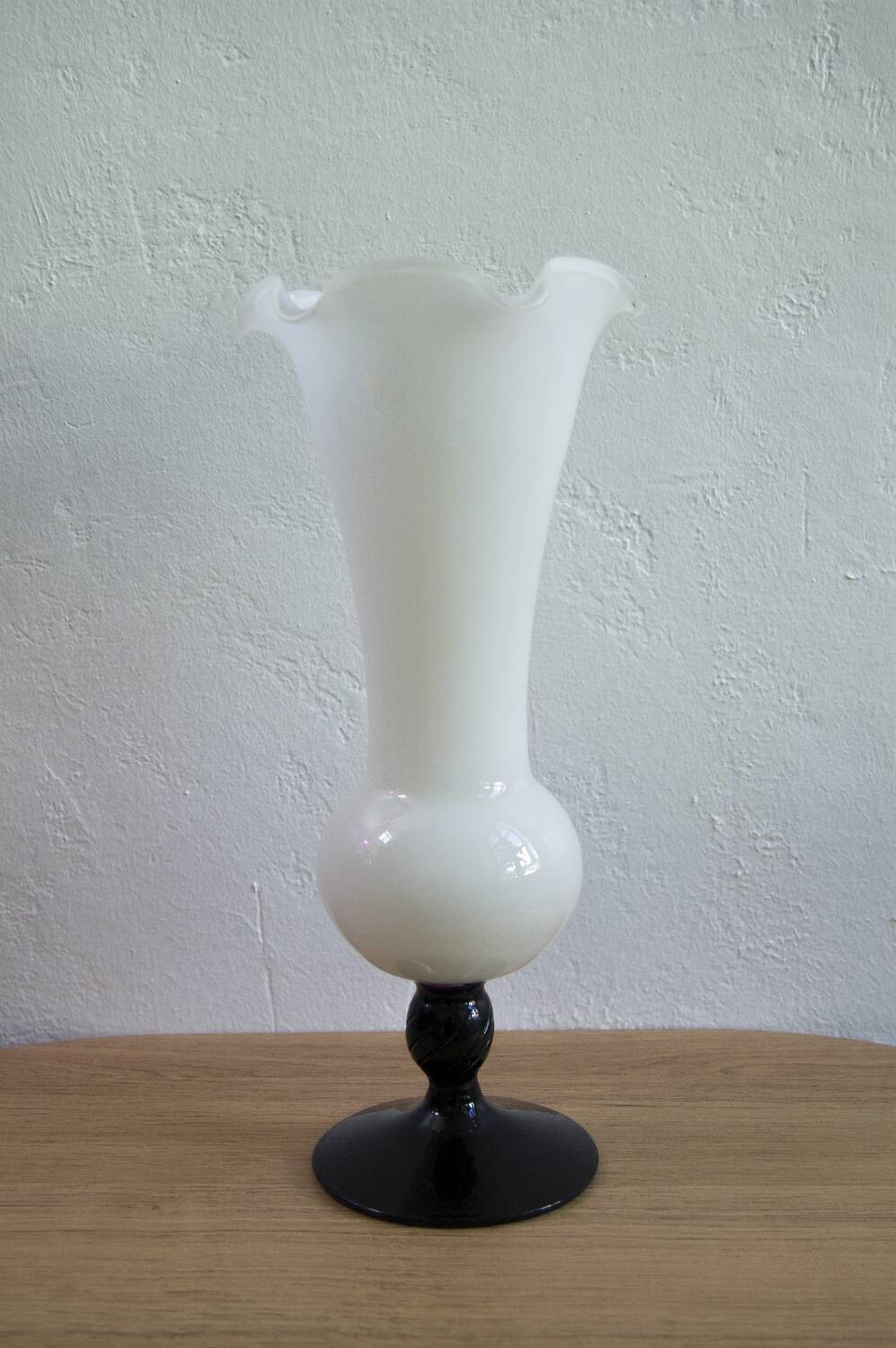 Vase vintage en verre opalin – Blanc et améthyste, années 1970/80