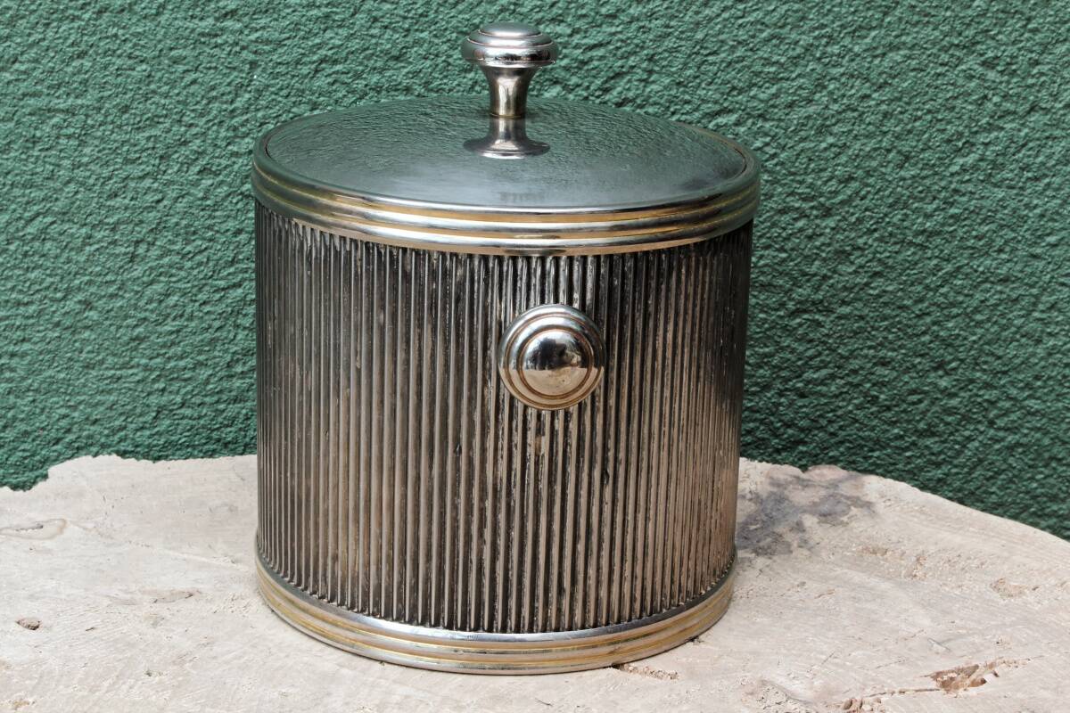 Silver-plated metal ice bucket, vintage 1970s.