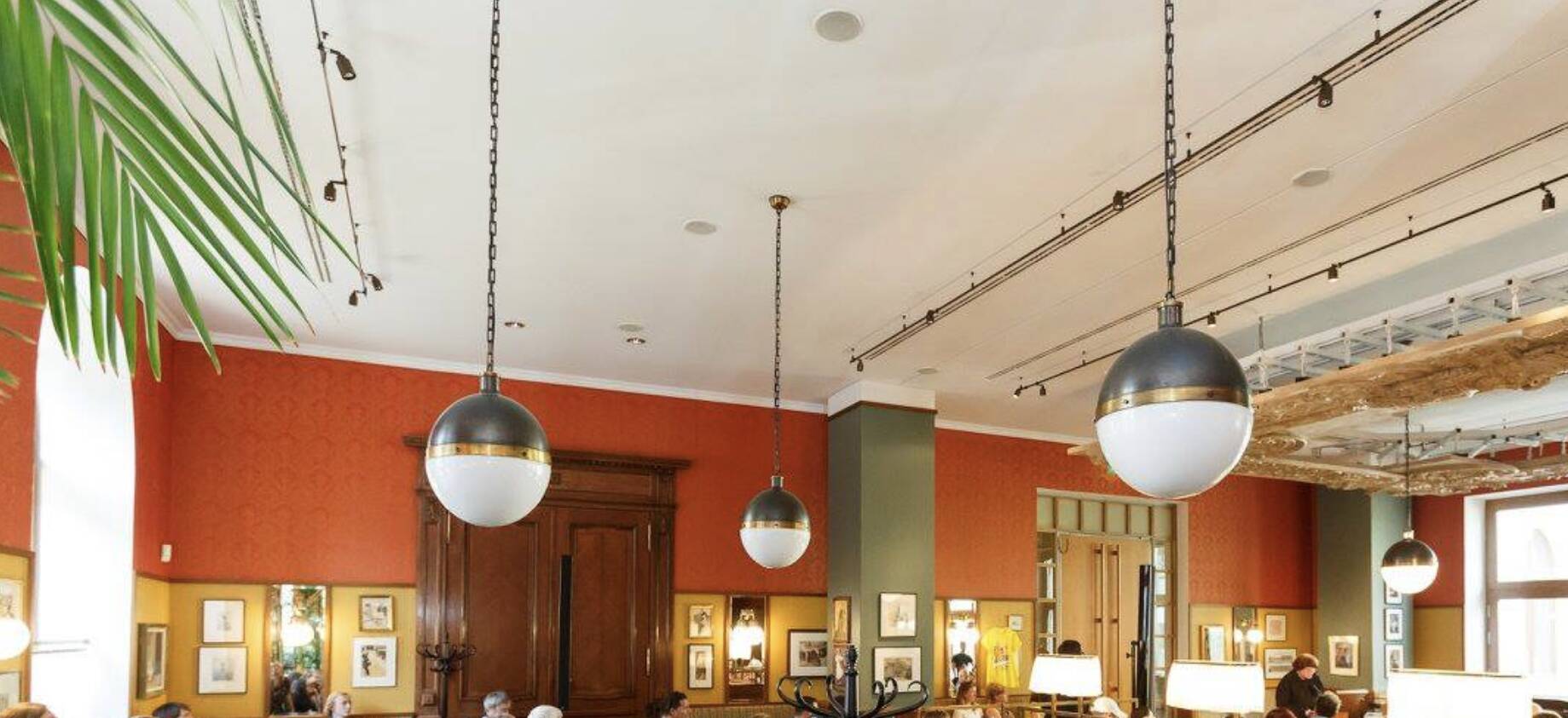 Grande suspension Hicks en bronze et boule de verre, USA