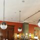Grande suspension Hicks en bronze et boule de verre, USA