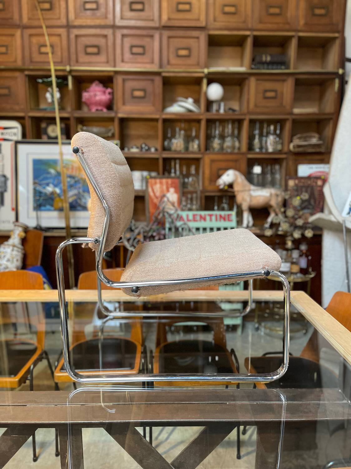 Fauteuil / chauffeuse de salon tissus et chrome Atal 1970