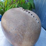 Vase vintage en gré, en forme de ballon de rugby, signé