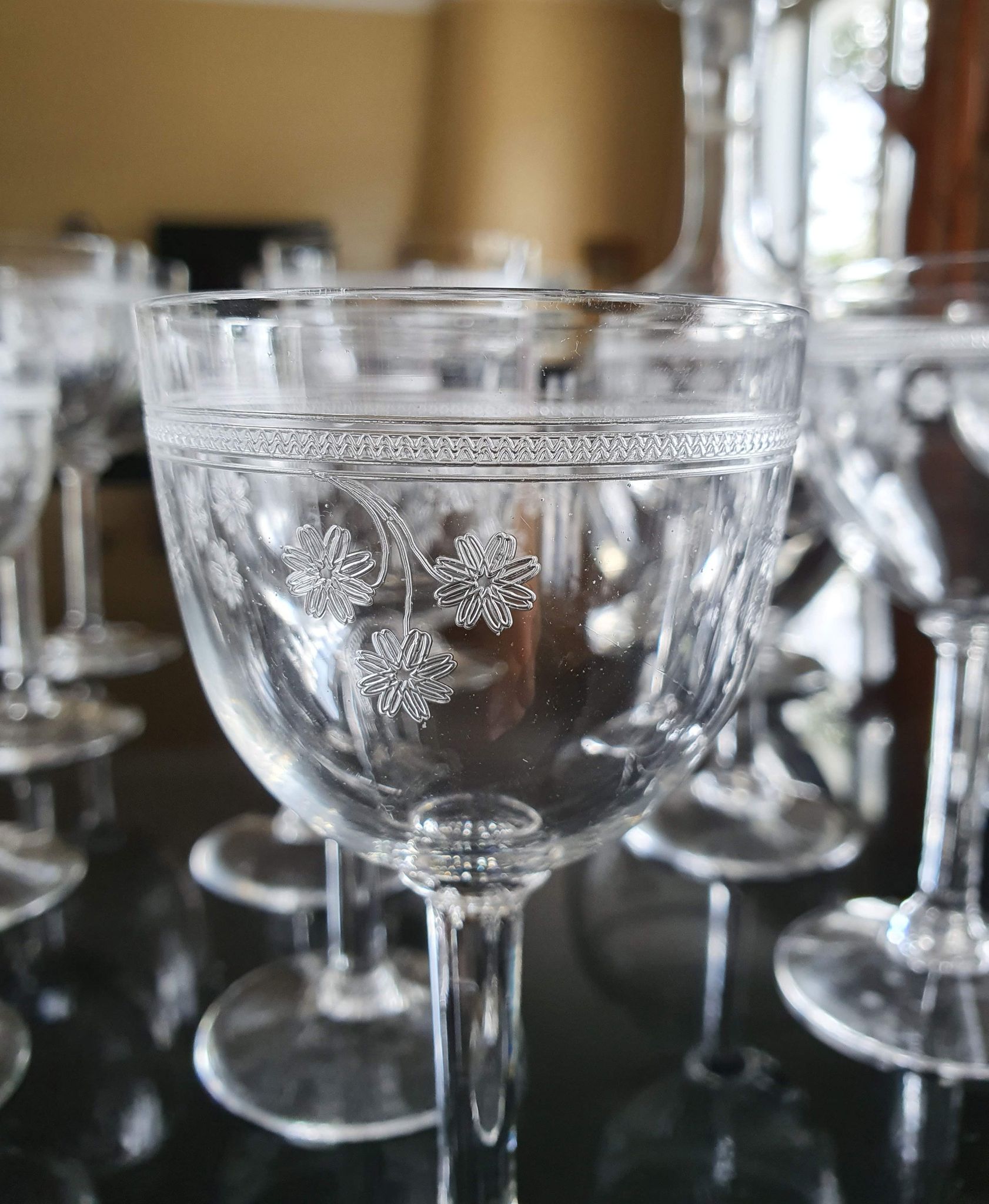 Verres et carafe en verre gravé