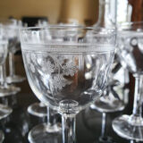 Verres et carafe en verre gravé