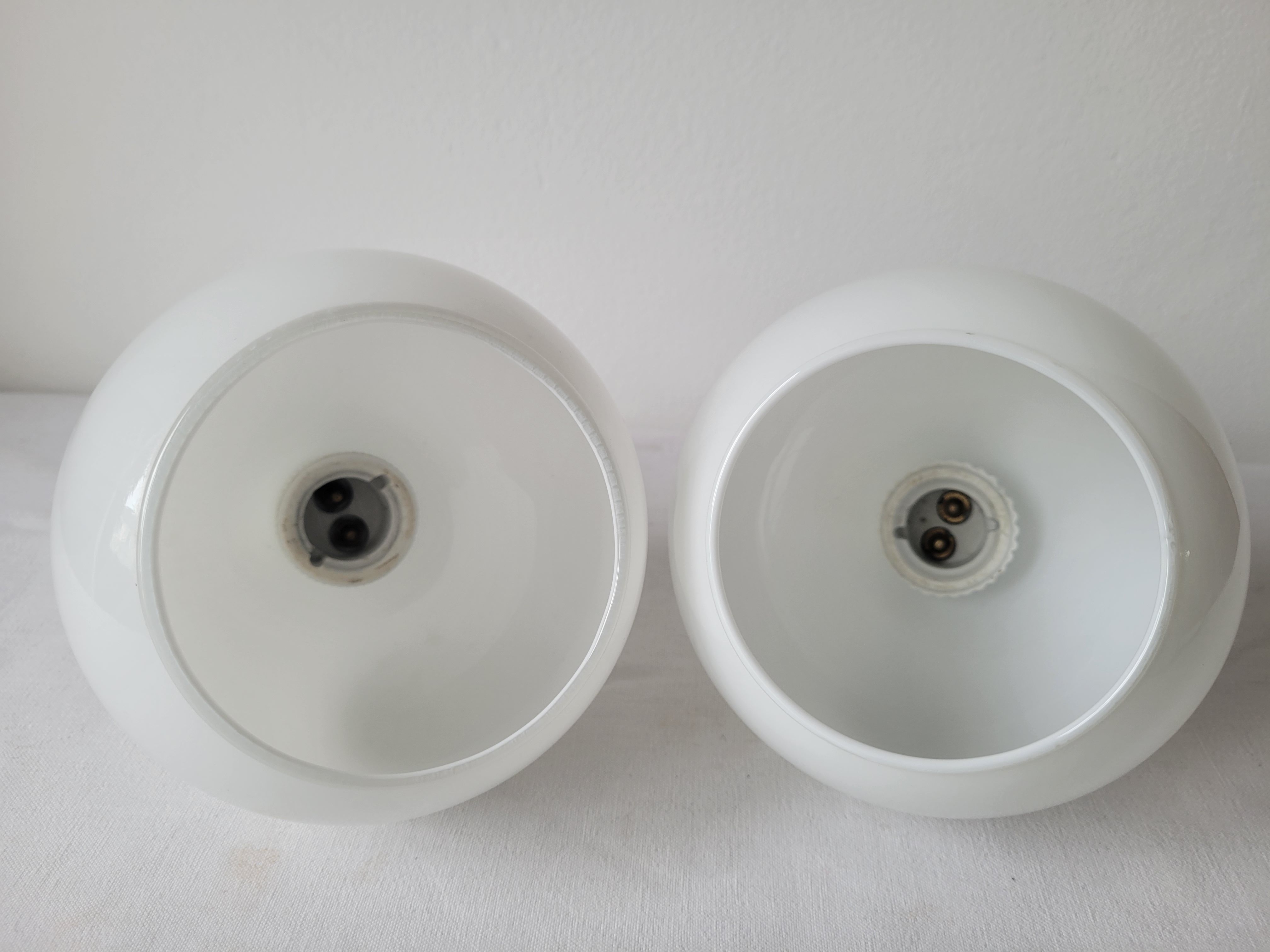 Duo of art deco wall lamps in porcelain and opaline
