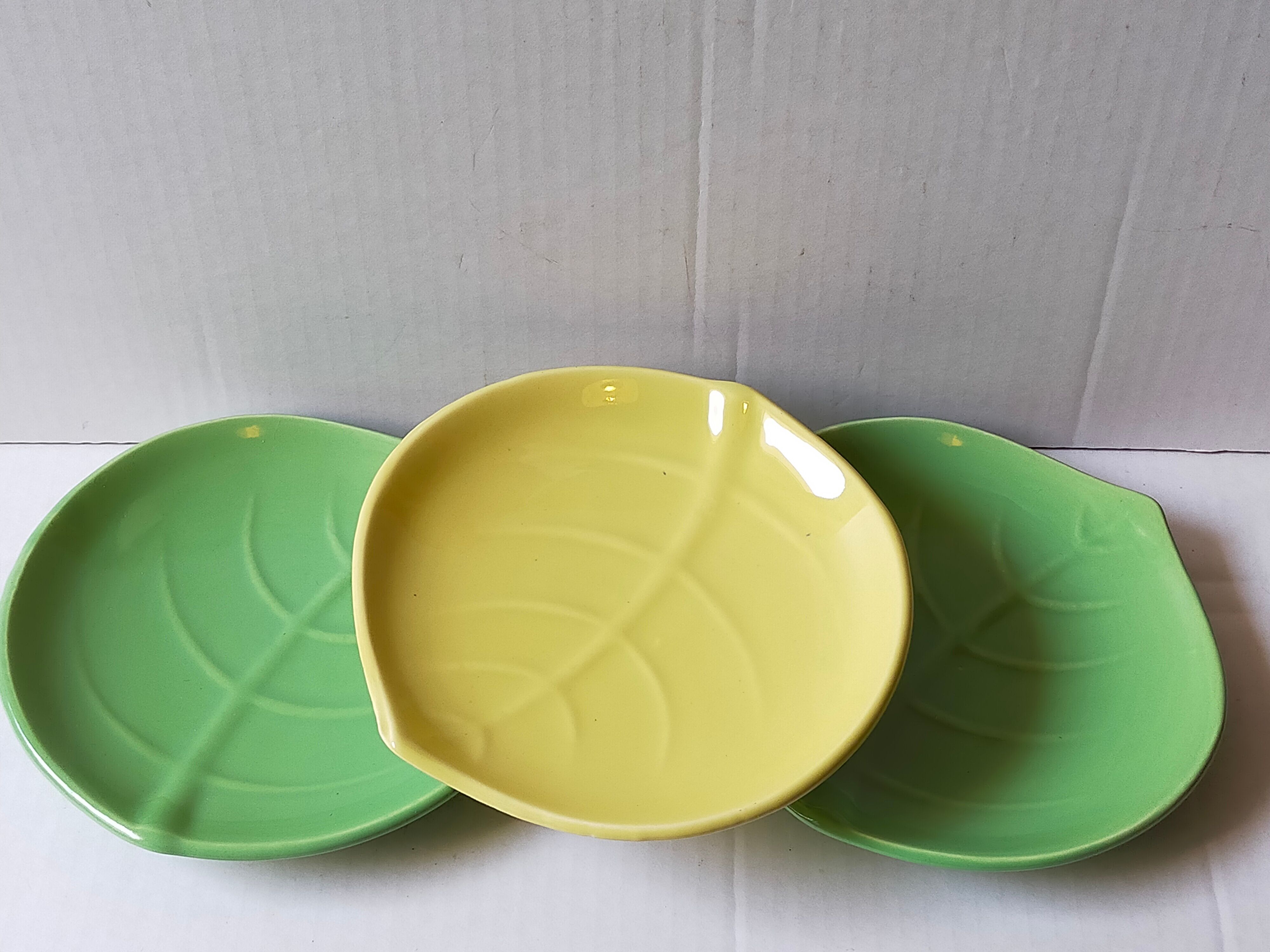 Three ceramic leaf cups 50s