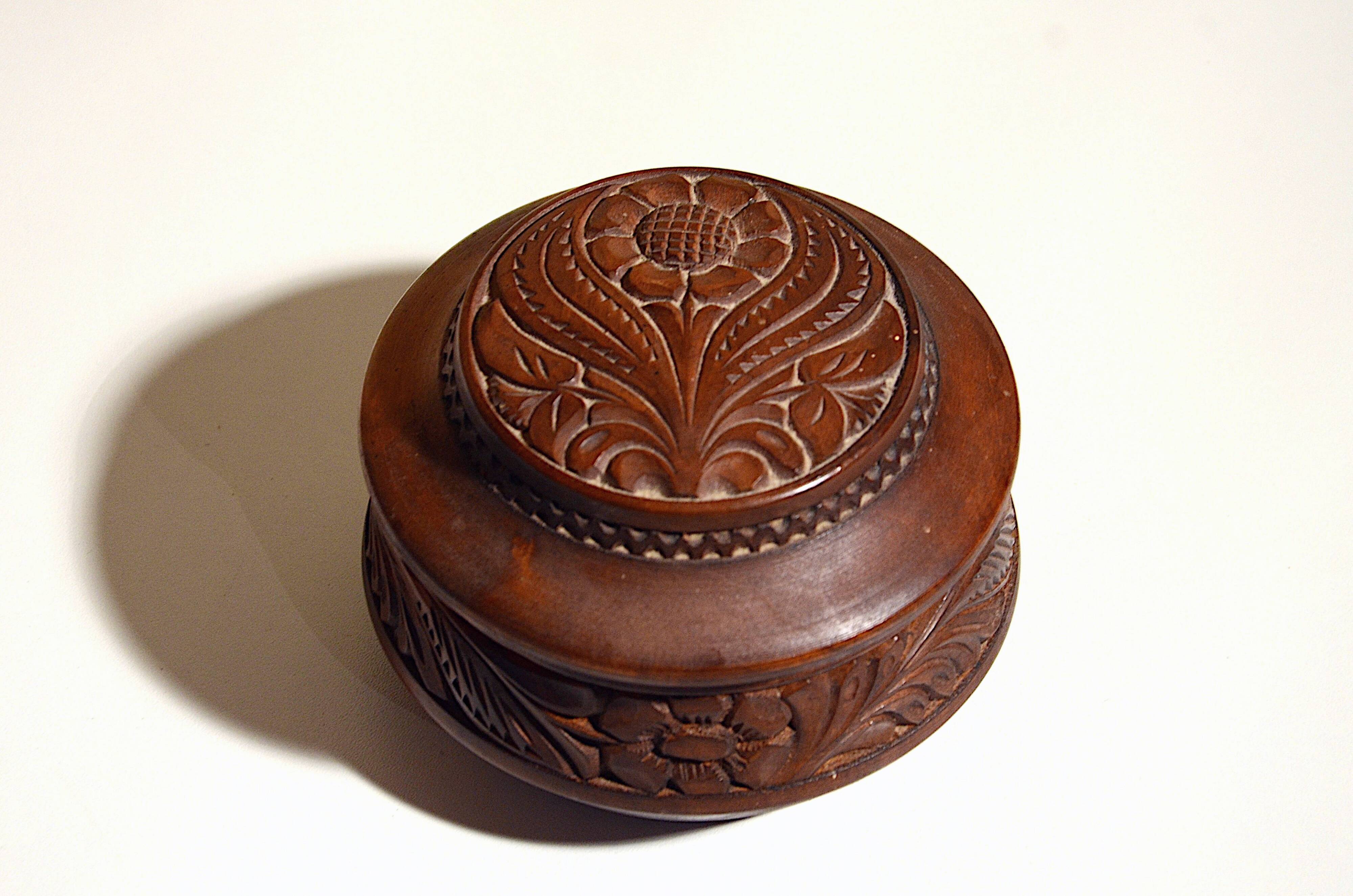 Round wooden box in cherry wood, turned and carved, floral pattern, 12x10cm.