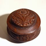 Round wooden box in cherry wood, turned and carved, floral pattern, 12x10cm.
