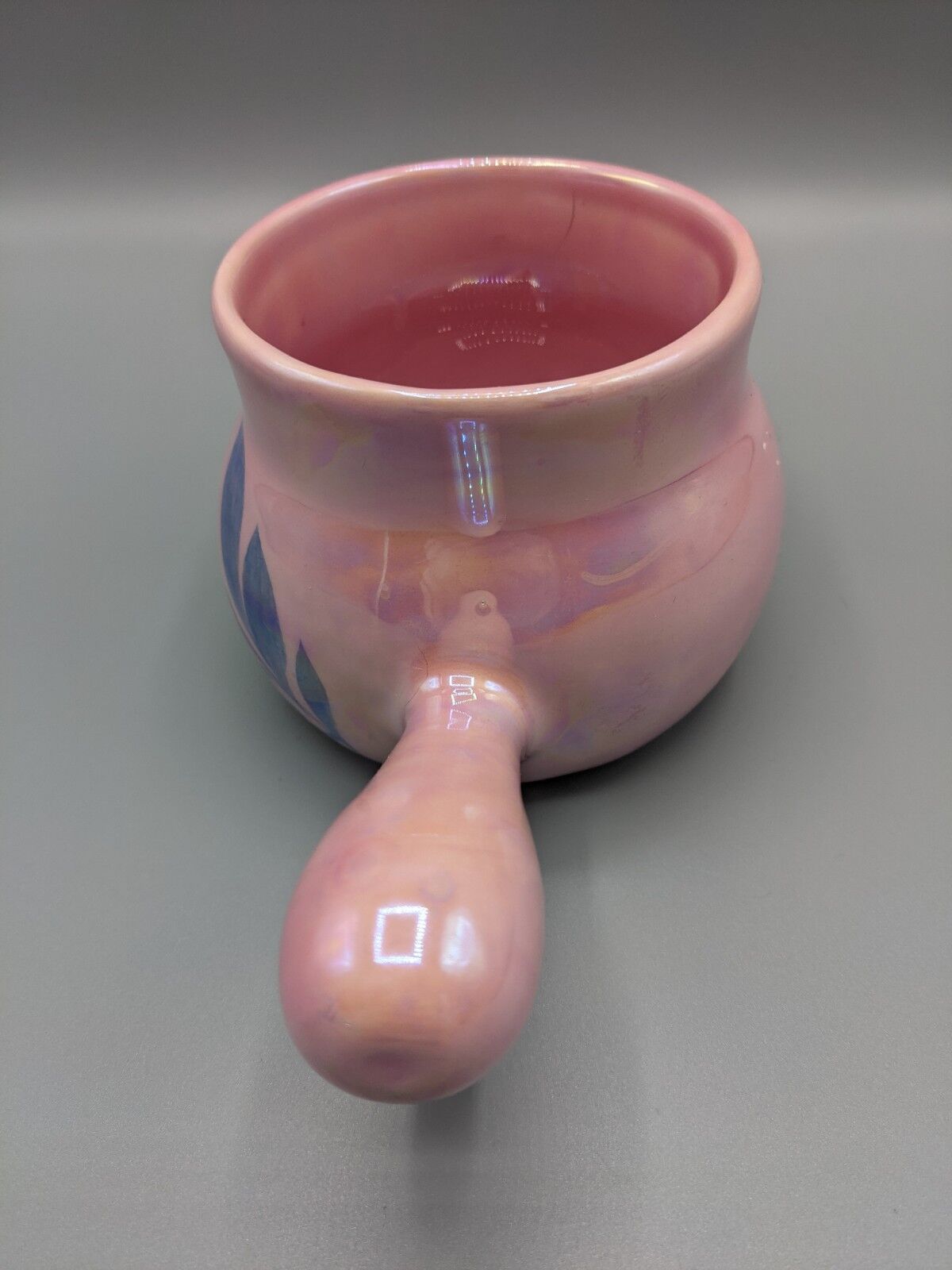 Iridescent pink frying pan, blue flower decoration