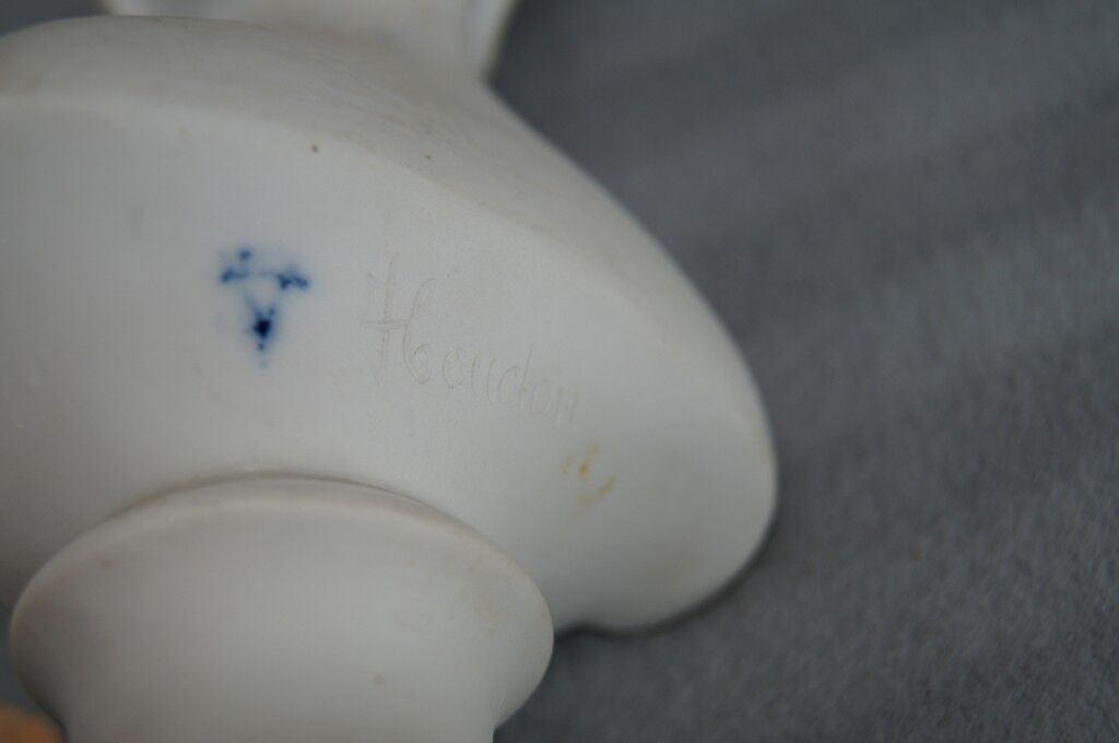 Buste Mademoiselle Brongniart, en biscuit blanc, sur socle rond