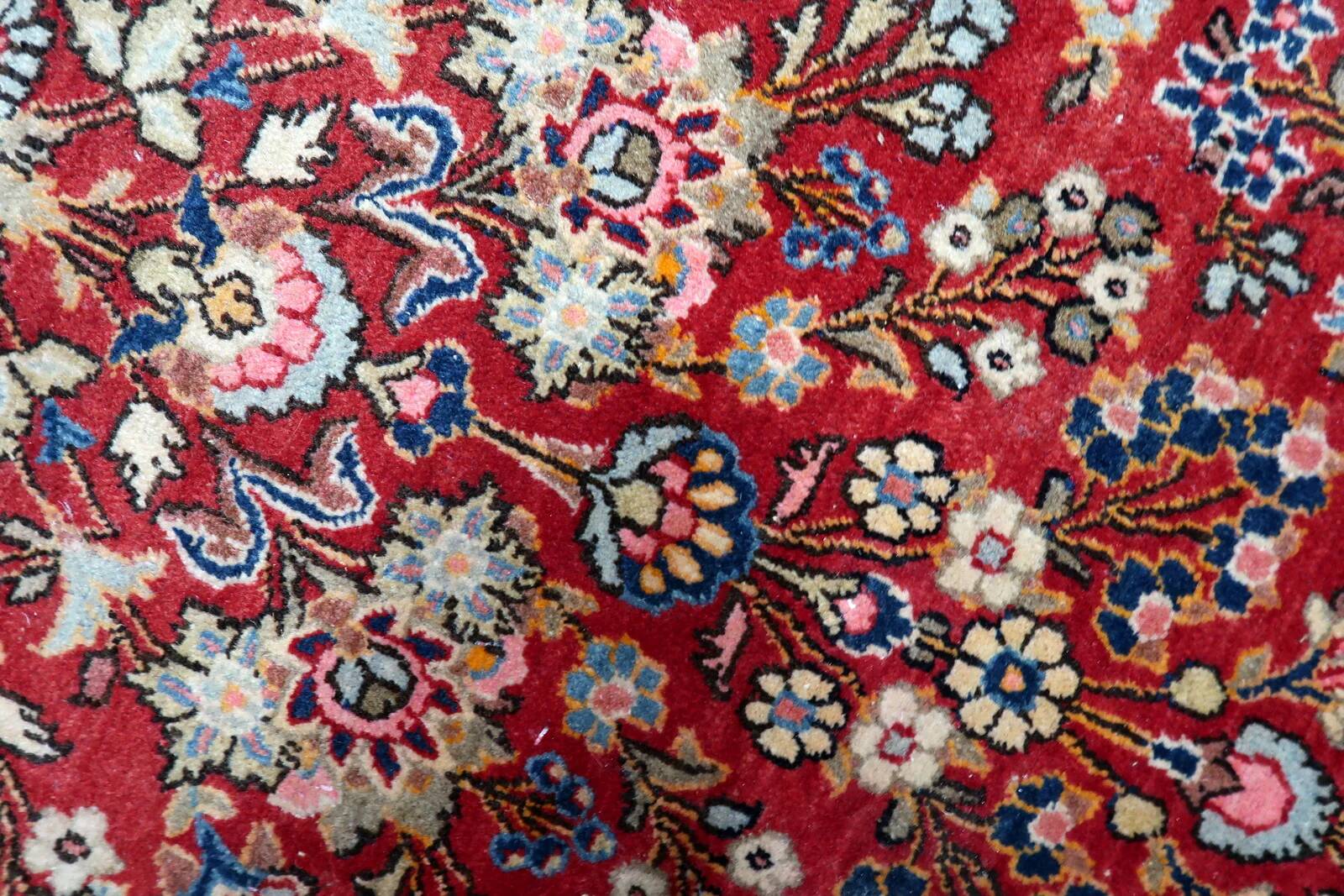 Handmade antique Persian Kashan rug 136cm x 201cm, 1910s