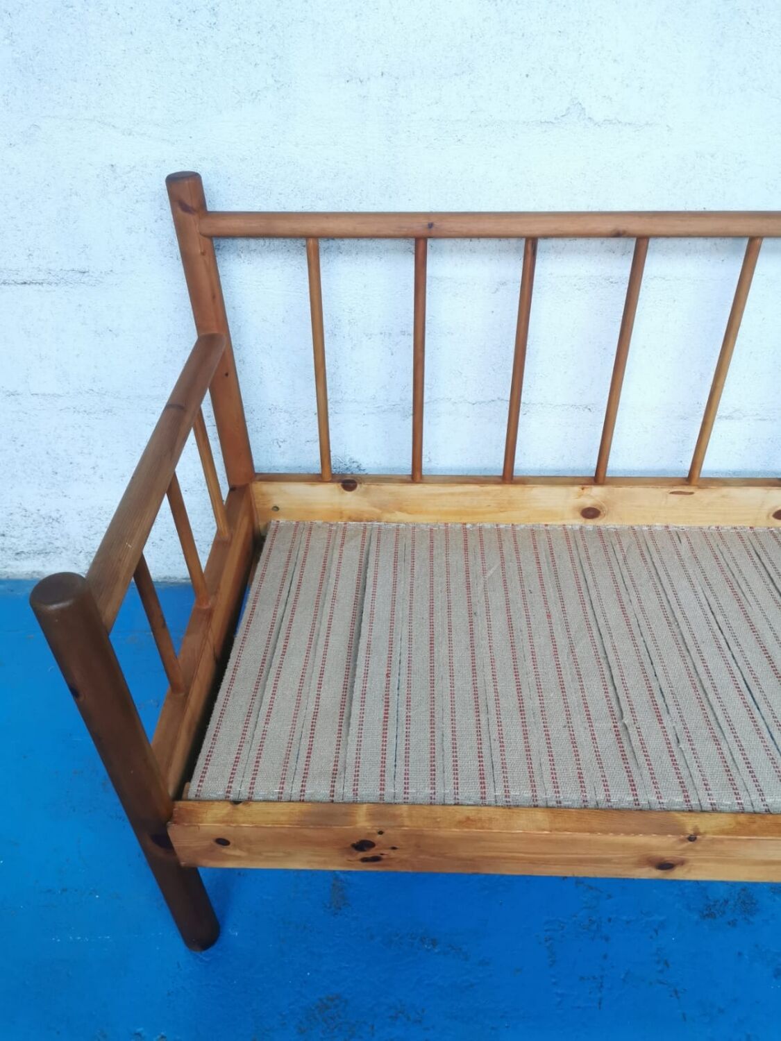 Bench in pine and gingham fabrics