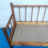 Bench in pine and gingham fabrics
