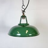 Lampe à suspension industrielle en émail vert, années 1960