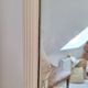 Miroir biseauté et mouluré beige