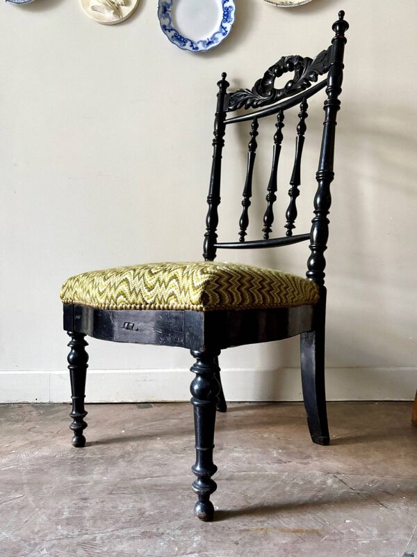 Chaise en bois tourné noir et laine verte